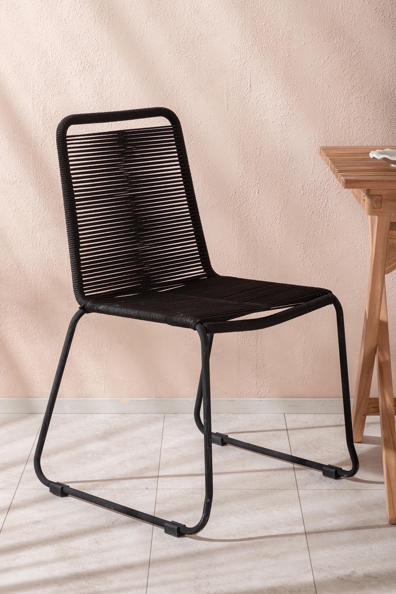 Stilvolles Ghana Outdoor-Tischset mit 2 stapelbaren Lindos Stühlen aus robustem Aluminium und komfortablem Seil. Ideal für entspannte Sommertage!