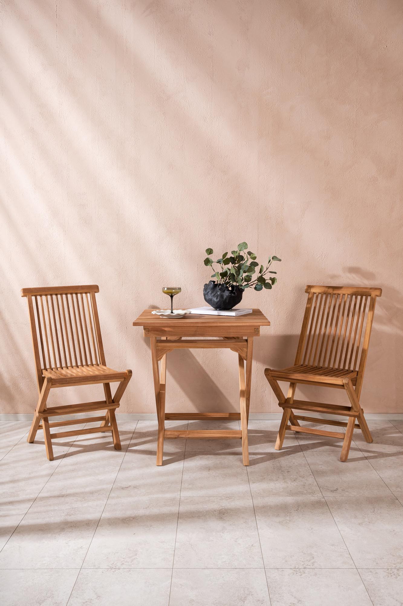 Gestalten Sie Ihren Außenbereich mit dem Ghana Outdoor-Tischset + Kenya ohne Armlehne von Venture Home. Hochwertiges Teakholz, klappbar und langlebig!