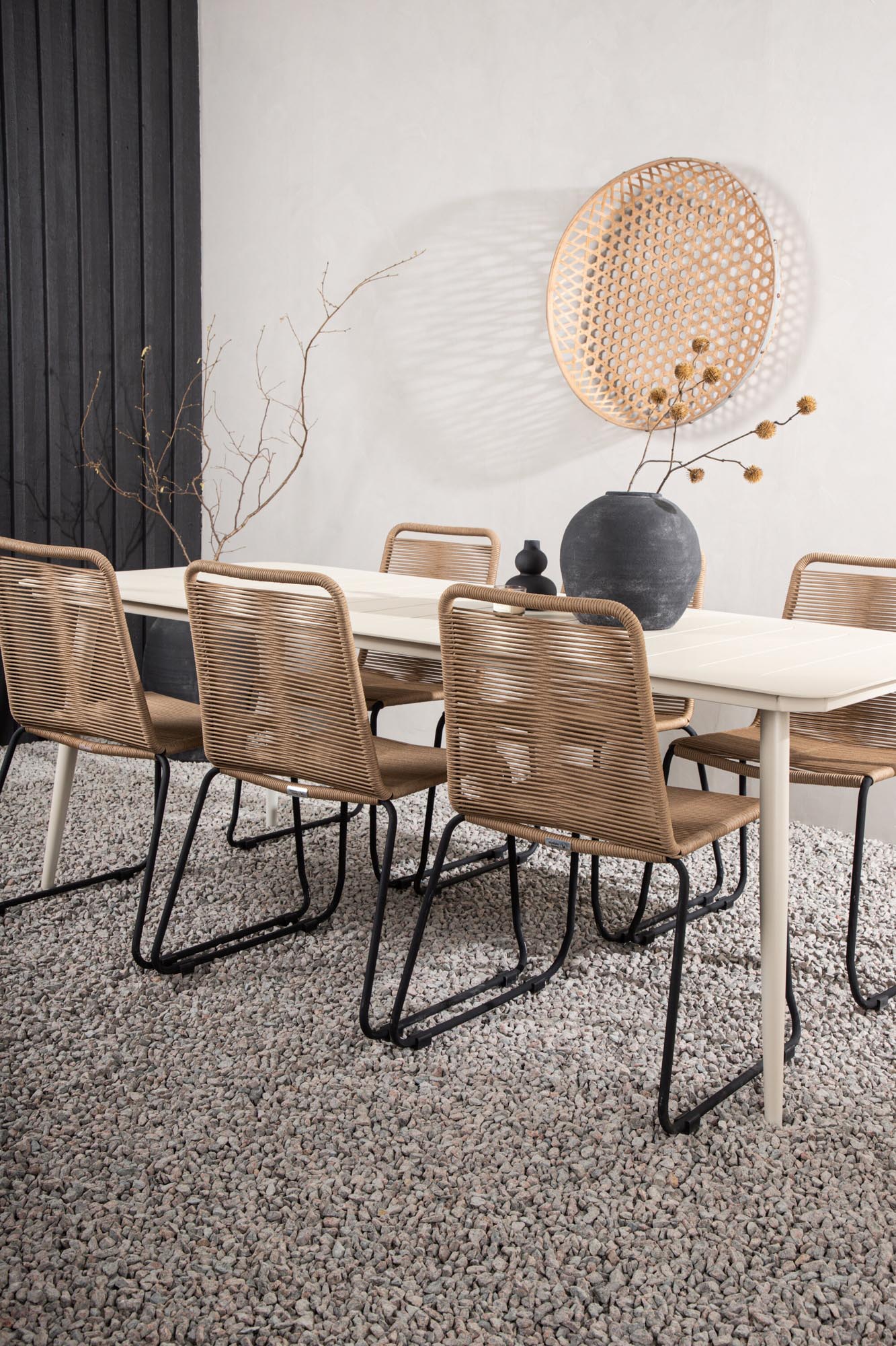 Entdecke das elegante Lina Outdoor-Tischset Lindos mit 200 cm und 6 komfortablen Stühlen – ideal für gesellige Momente im Freien und stilvolle Gartenpartys.