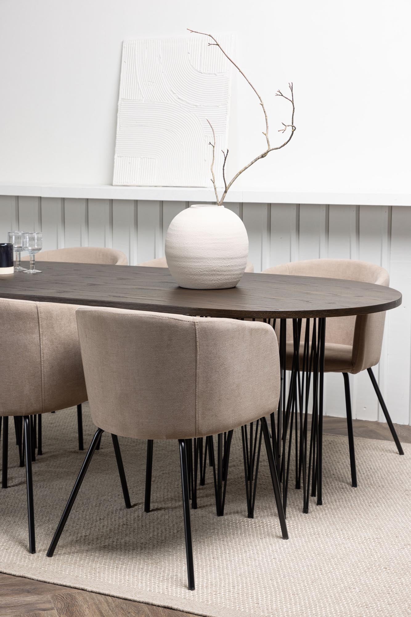 Stilvolles Esszimmerset mit ovalem Tisch (220 cm) und 6 bequemen Stühlen. Perfekt für gesellige Abende und einladende Essbereiche.