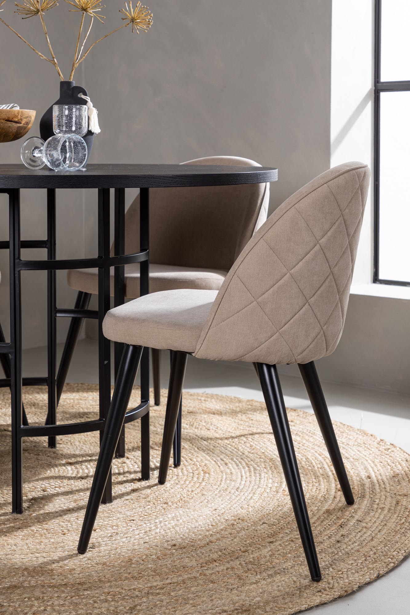 Stilvolles Esszimmerset mit rundem Tisch (⌀115cm) und 4 bequemen Velvet-Stühlen. Perfekt für gesellige Abende und modernes Ambiente.