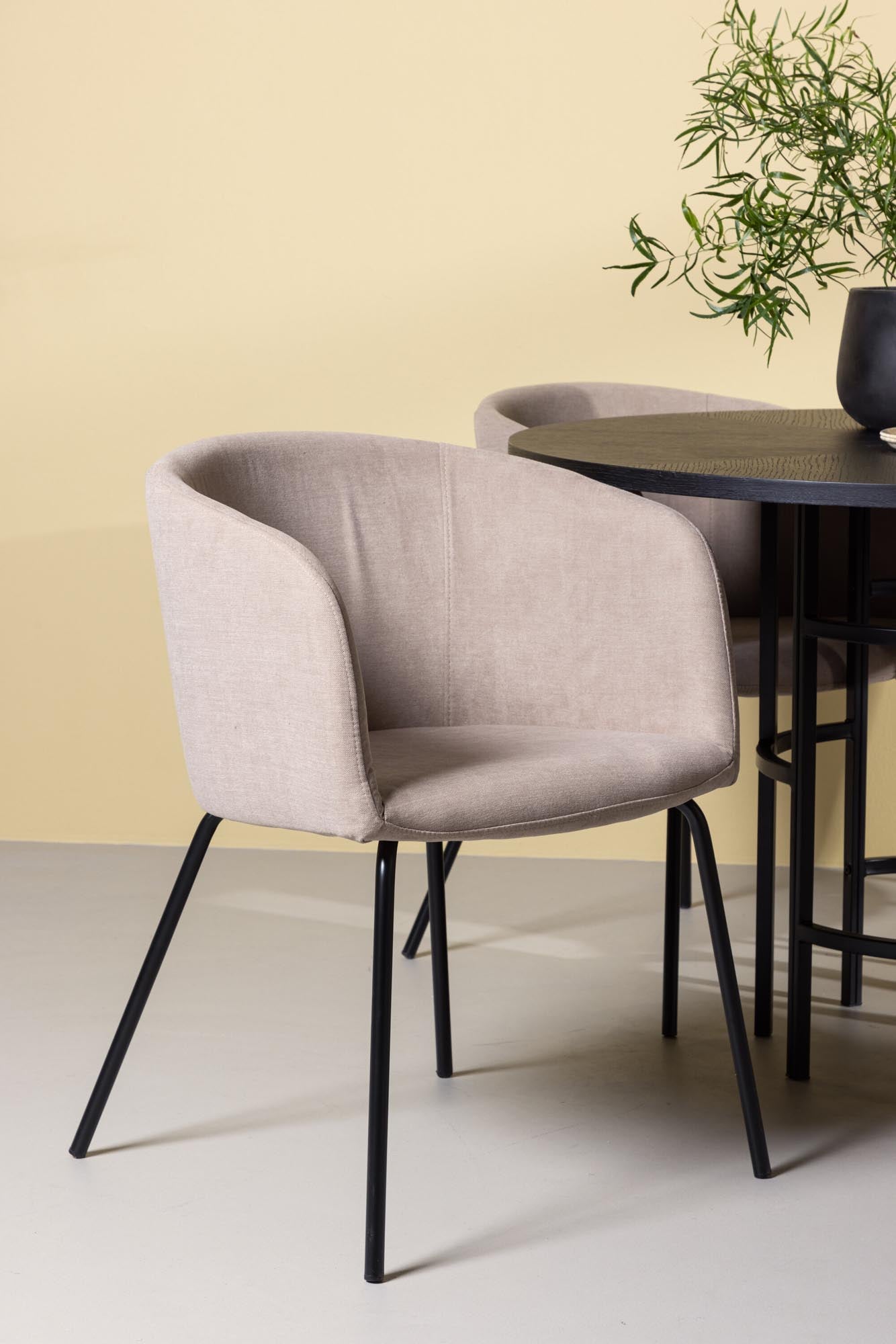 Stilvolles Esszimmerset Copenhagen + Berit: runder Tisch und gepolsterte Stühle für gemütliche Abende und unvergessliche Momente.