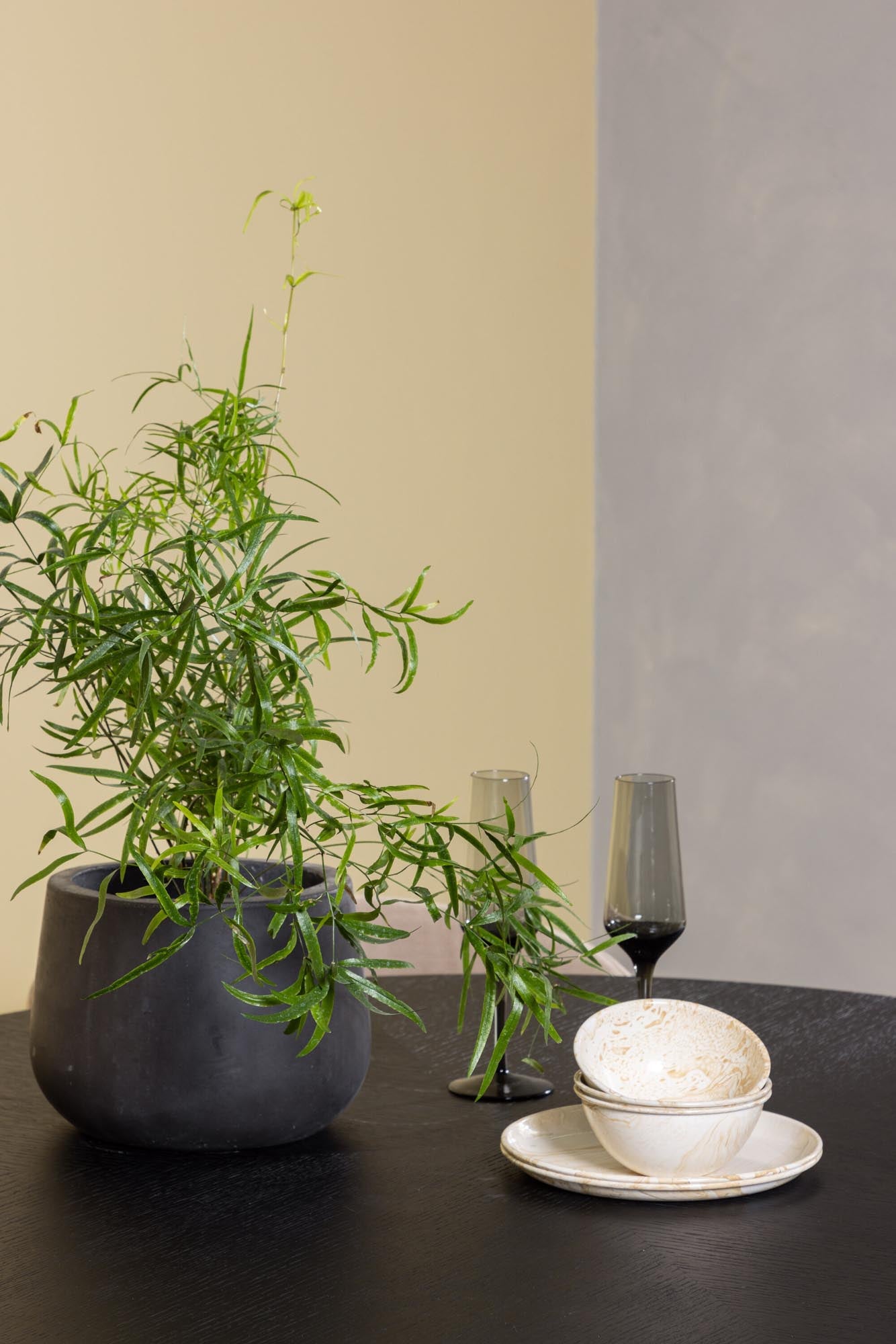 Elegantes Esszimmerset Copenhagen + Berit: runder Tisch mit 115 cm Durchmesser und stilvollen Stühlen für einladende Esszimmeratmosphäre.