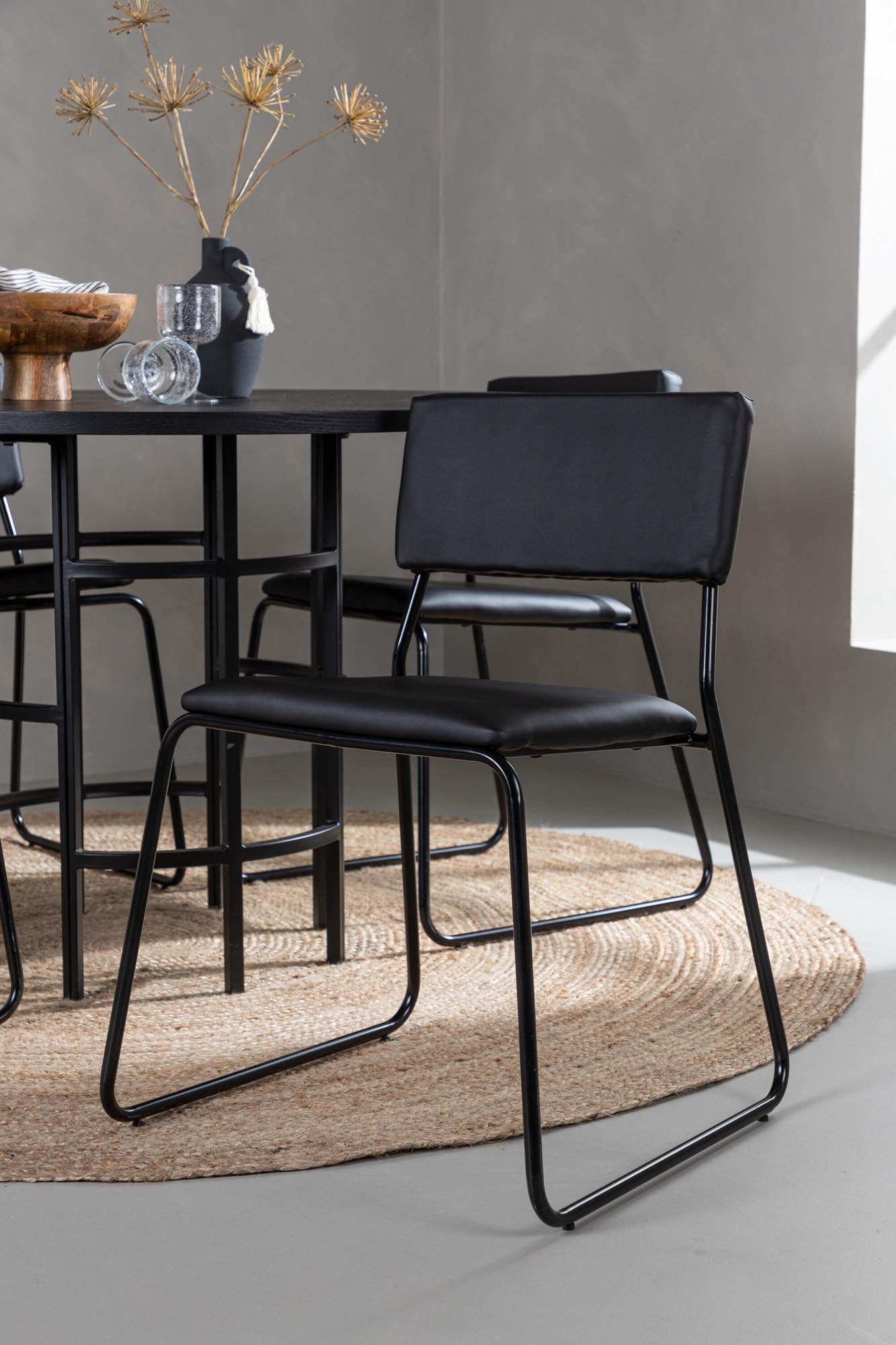 Stilvolles Esszimmerset mit runder Tischplatte und bequemen Kenth-Stühlen, ideal für gemütliche Essbereiche und moderne Einrichtung.