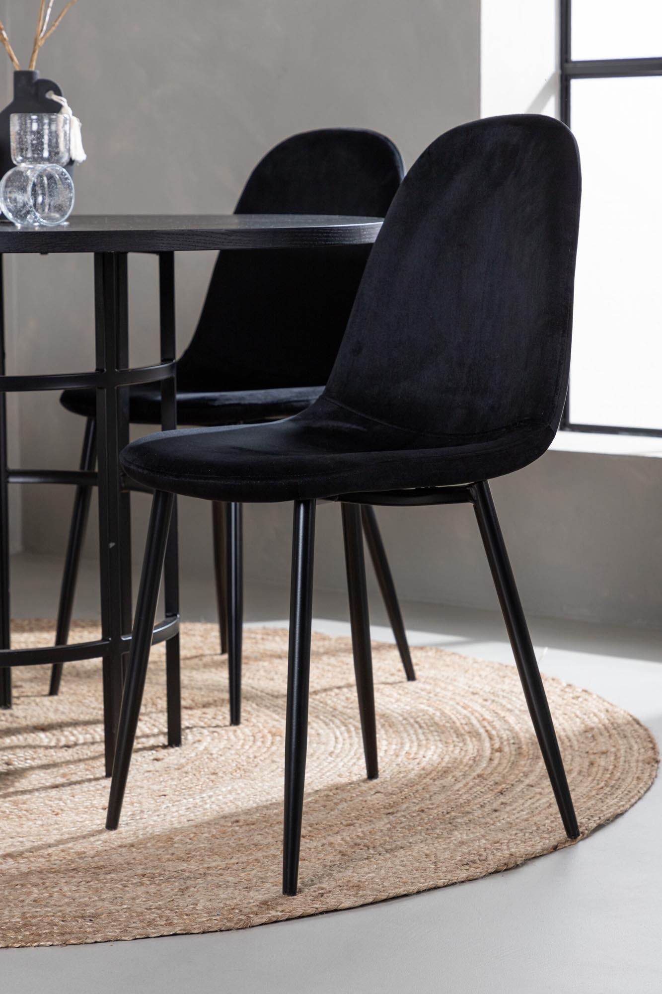 Elegantes Esszimmerset mit robustem Tisch und bequemen Stühlen für gesellige Abende. Ideal für Ihr Zuhause im modernen Design.