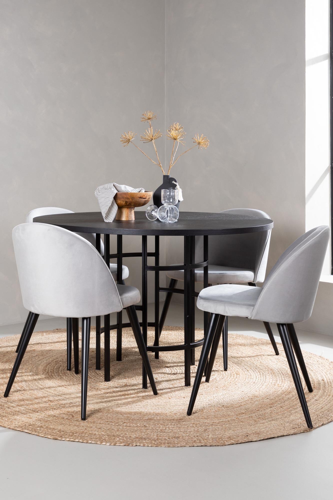 Erleben Sie das Esszimmerset Copenhagen + Velvet von Venture Home: eleganter runder Tisch für 4 Personen, stilvolle Velvet-Stühle, ideal für gesellige Abende.