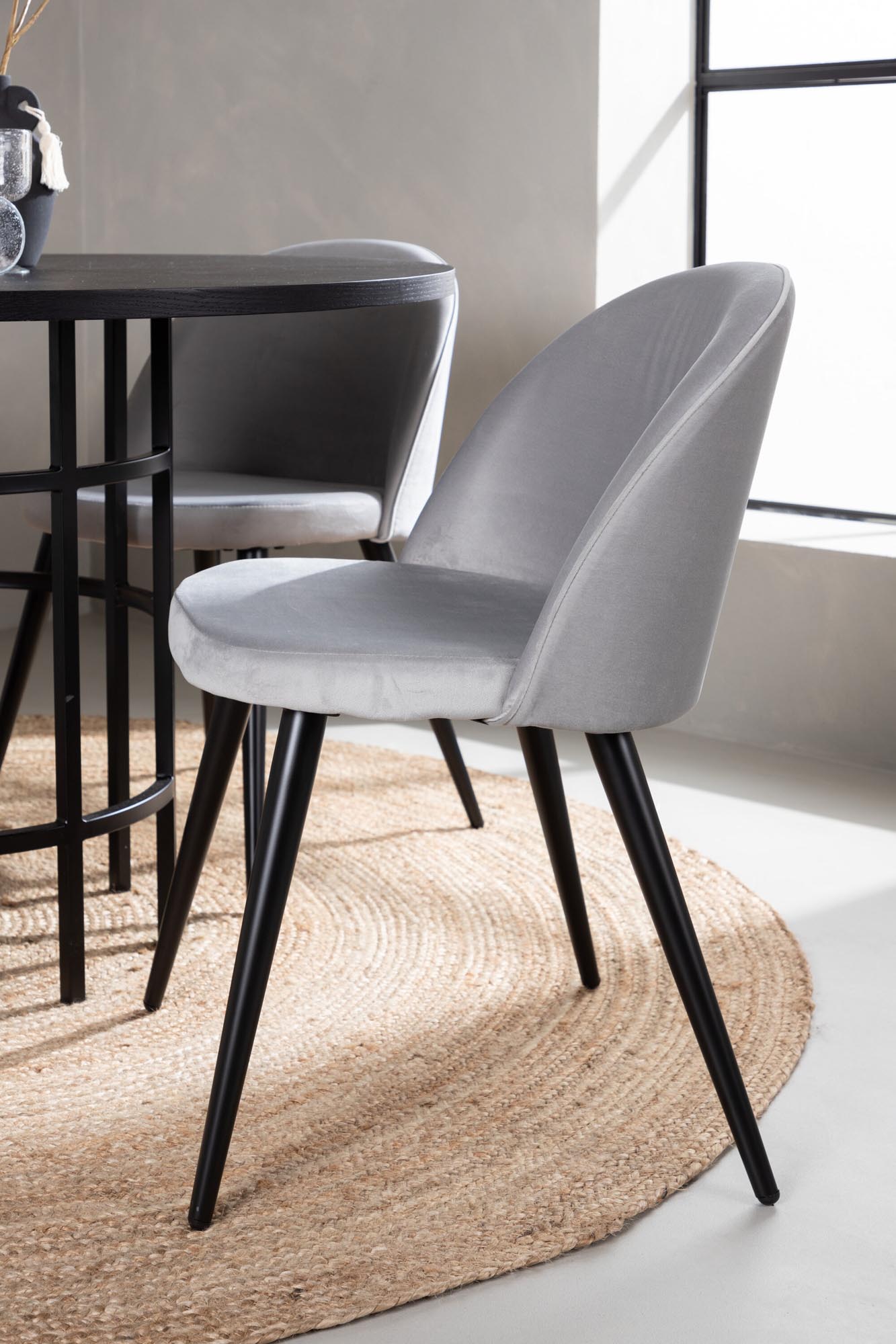 Modernes Esszimmerset mit rundem Tisch (⌀115cm) und 4 grauen Samtstühlen. Stilvoll, komfortabel, langlebig.