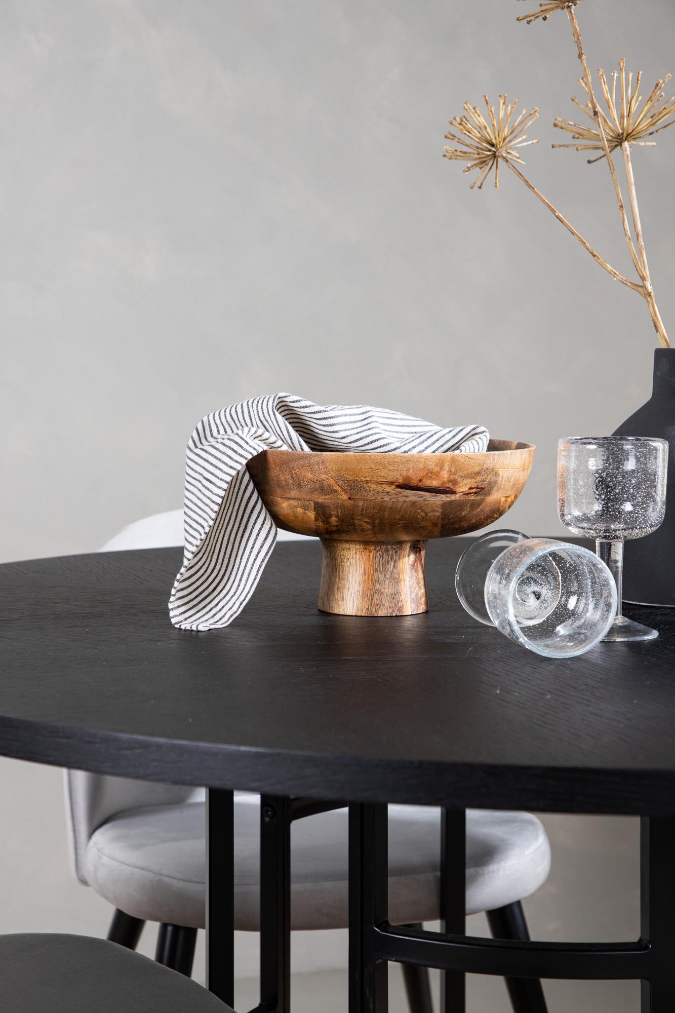 Elegantes Esszimmerset mit runden Tisch (⌀115cm) und 4 gepolsterten Samtstühlen. Ideal für gesellige Abende und stilvolle Einrichtung.