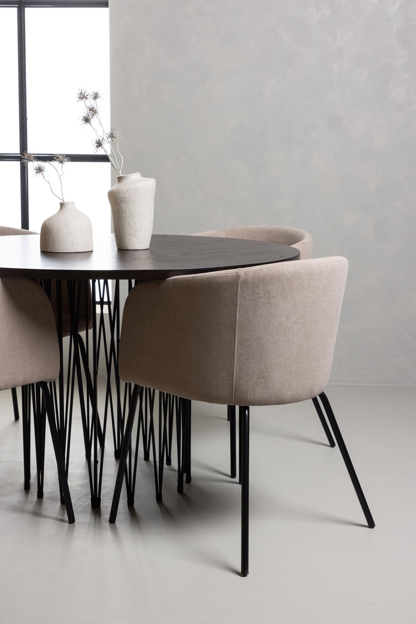 Entdecken Sie das Stone Esszimmerset + Berit von Venture Home: stilvoller runder Tisch und bequeme Stühle für gesellige Momente und modernes Wohnen.