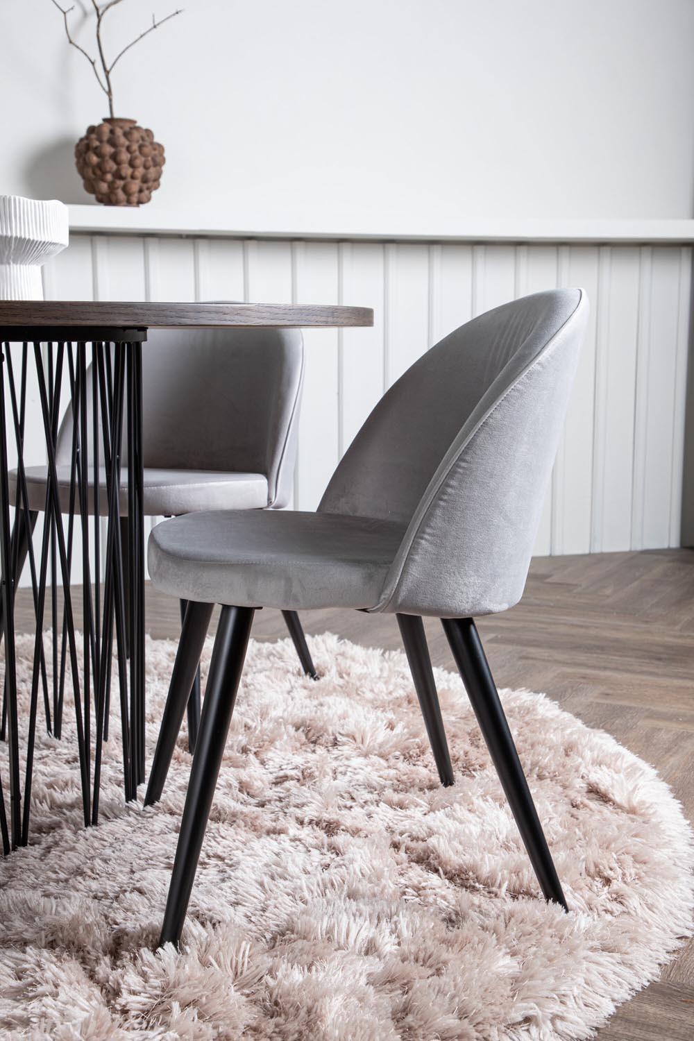 Rundes Esszimmerset mit Steinlook-Tisch aus MDF und Mocca-Furnier, schwarzem Metallgestell und vier Limhamn-Stühlen mit beigem Samtbezug.