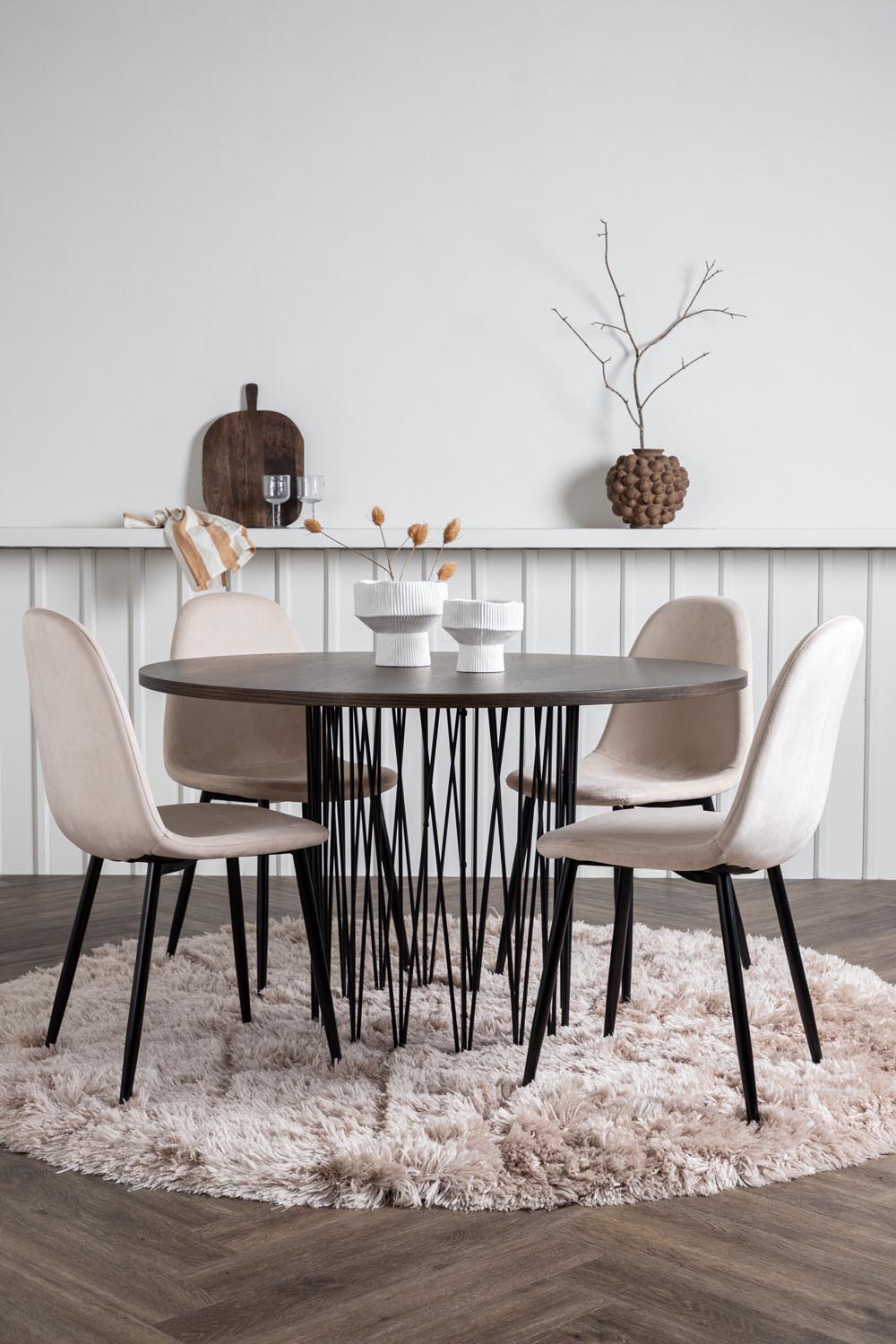 Rundes Esszimmerset mit Steinlook-Tisch aus MDF und Mocca-Furnier, schwarzem Metallgestell und vier Limhamn-Stühlen mit beigem Samtbezug.