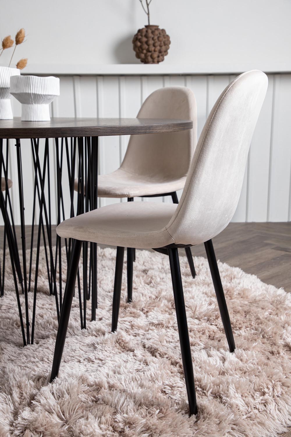 Rundes Esszimmerset mit Steinlook-Tisch aus MDF und Mocca-Furnier, schwarzem Metallgestell und vier Limhamn-Stühlen mit beigem Samtbezug.