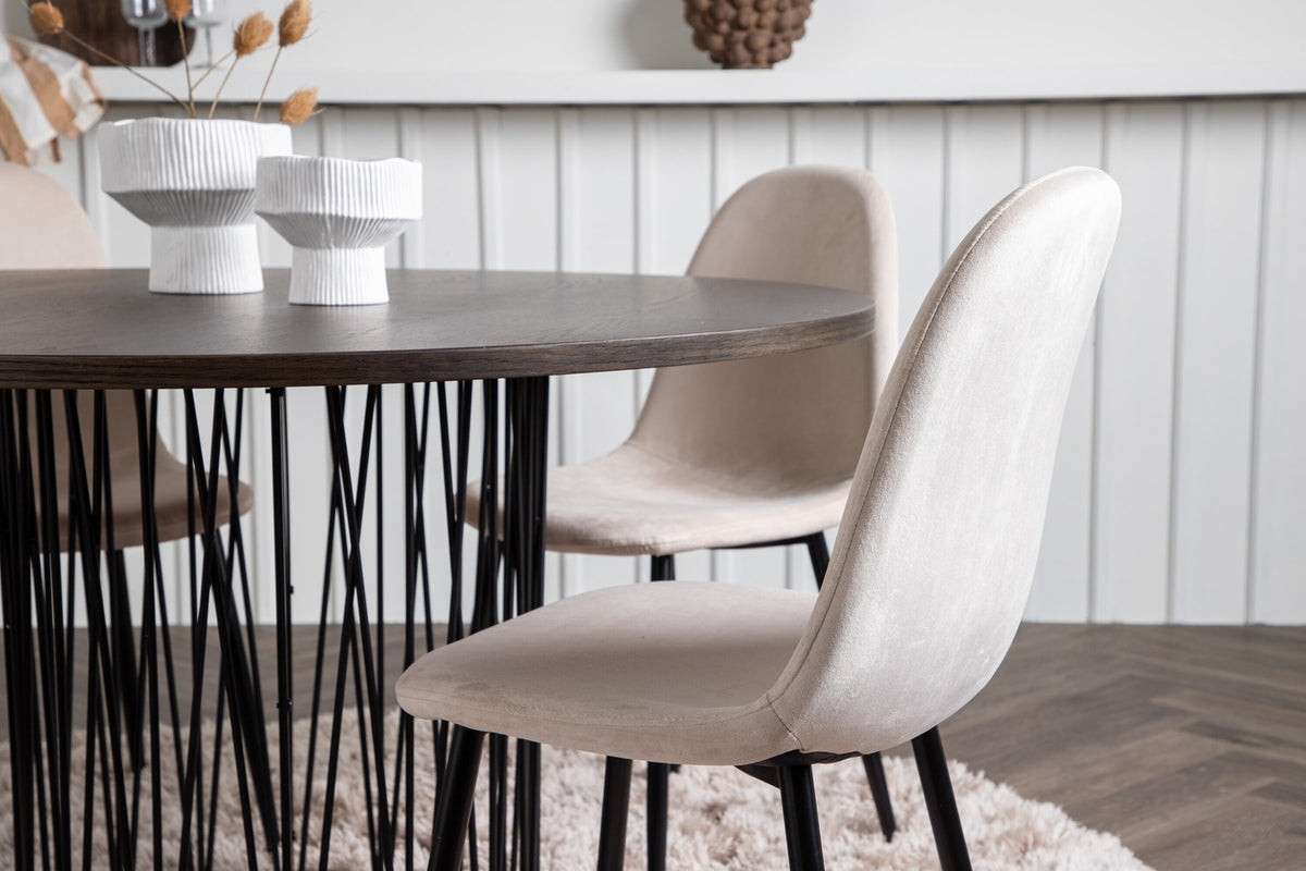 Rundes Esszimmerset mit Steinlook-Tisch aus MDF und Mocca-Furnier, schwarzem Metallgestell und vier Limhamn-Stühlen mit beigem Samtbezug.