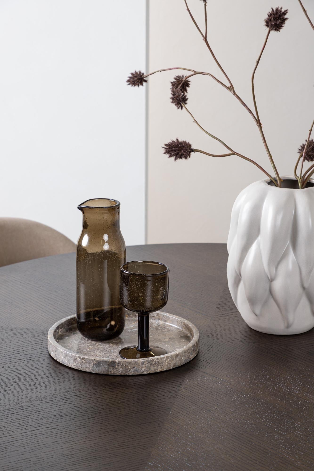 Esszimmerset Copenhagen + Velvet: Runder Tisch und bequeme Samtstühle für einladende Familienessen und stilvolle Wohnräume.