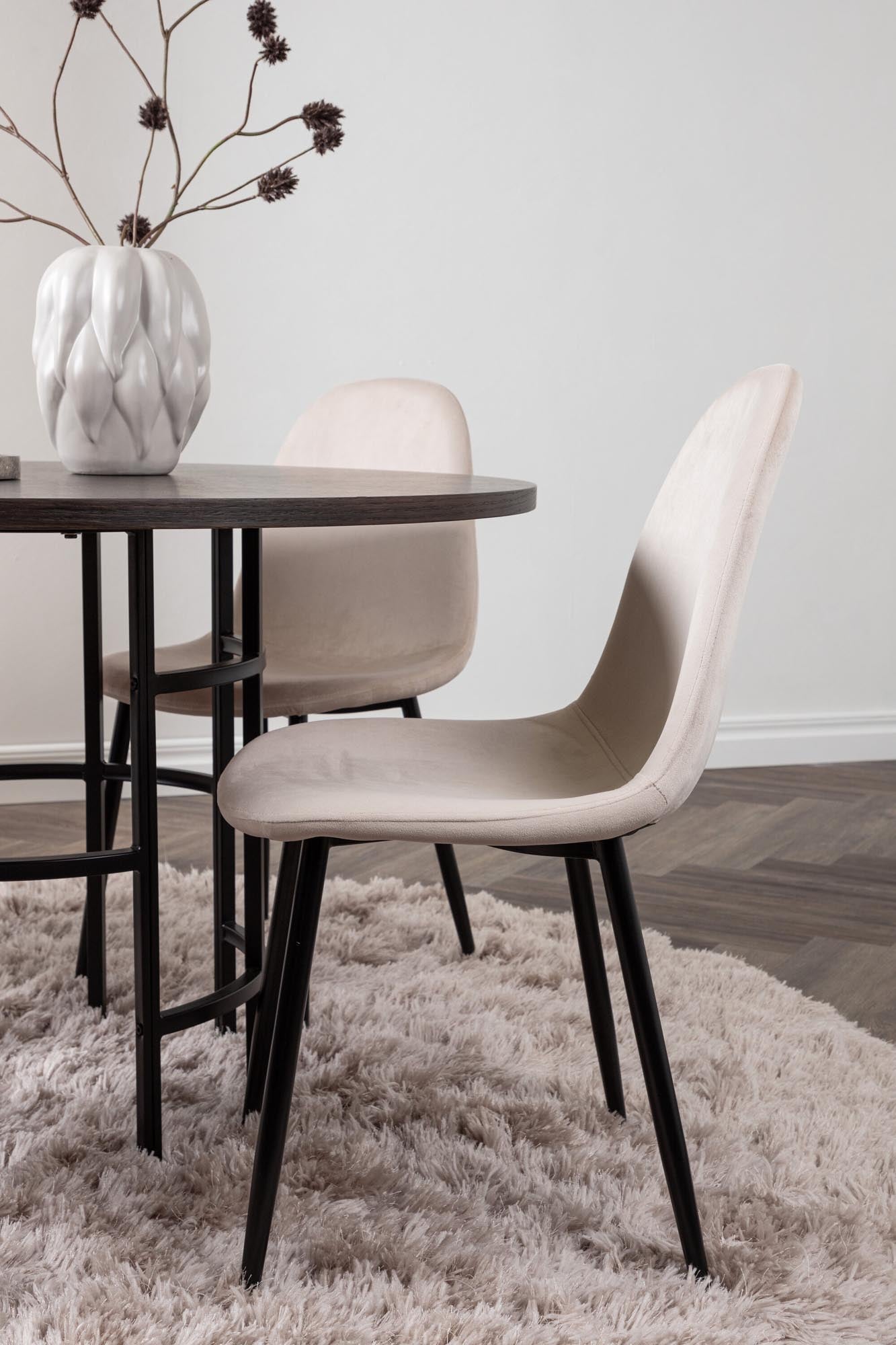 Skandinavisches Esszimmerset für zeitlose Eleganz und Komfort.