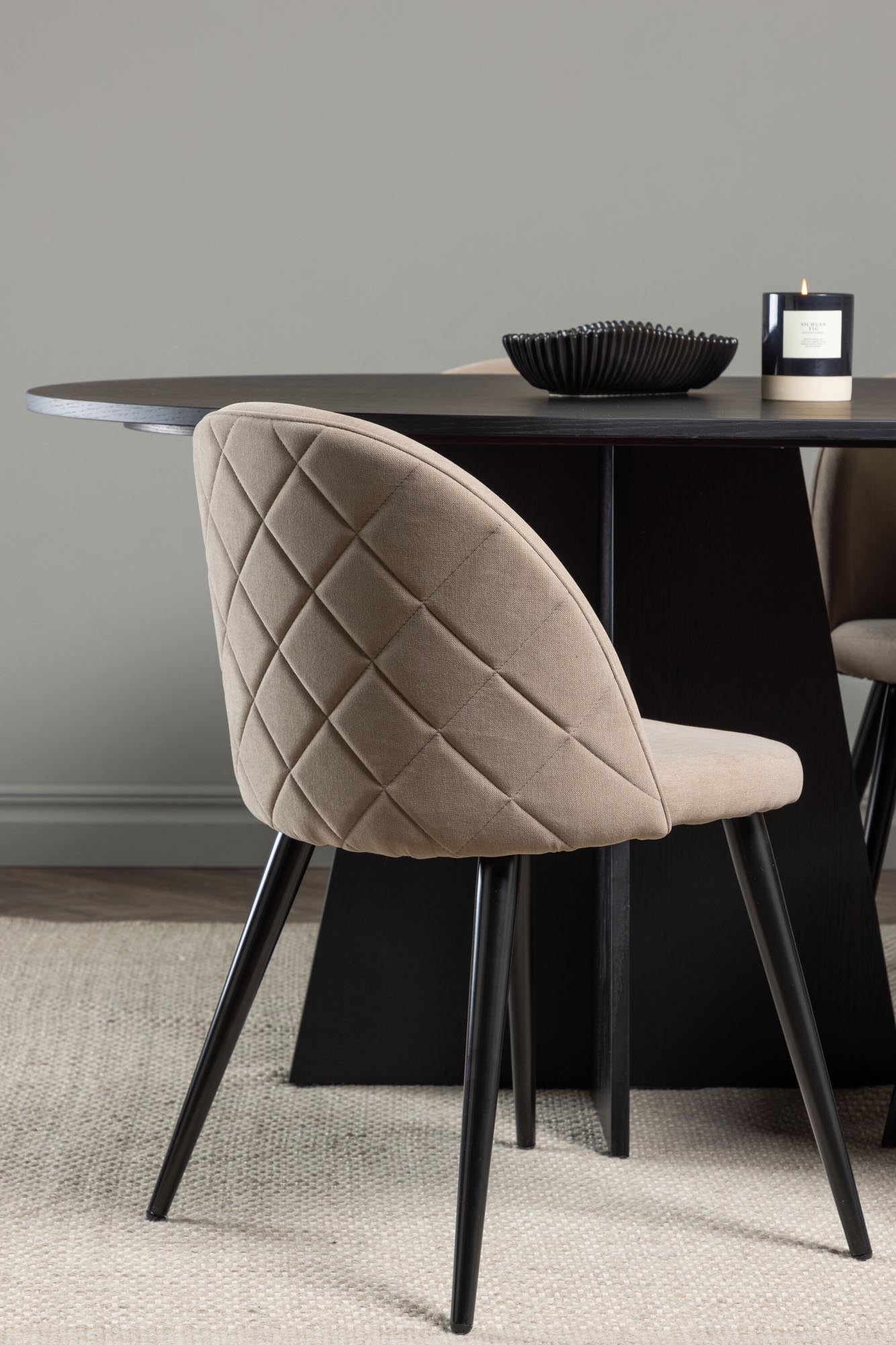 Elegantes Bootcut Esszimmerset mit 230 cm Tisch und 6 gepolsterten Velvet-Stühlen für stilvolle Dinner und gesellige Abende.