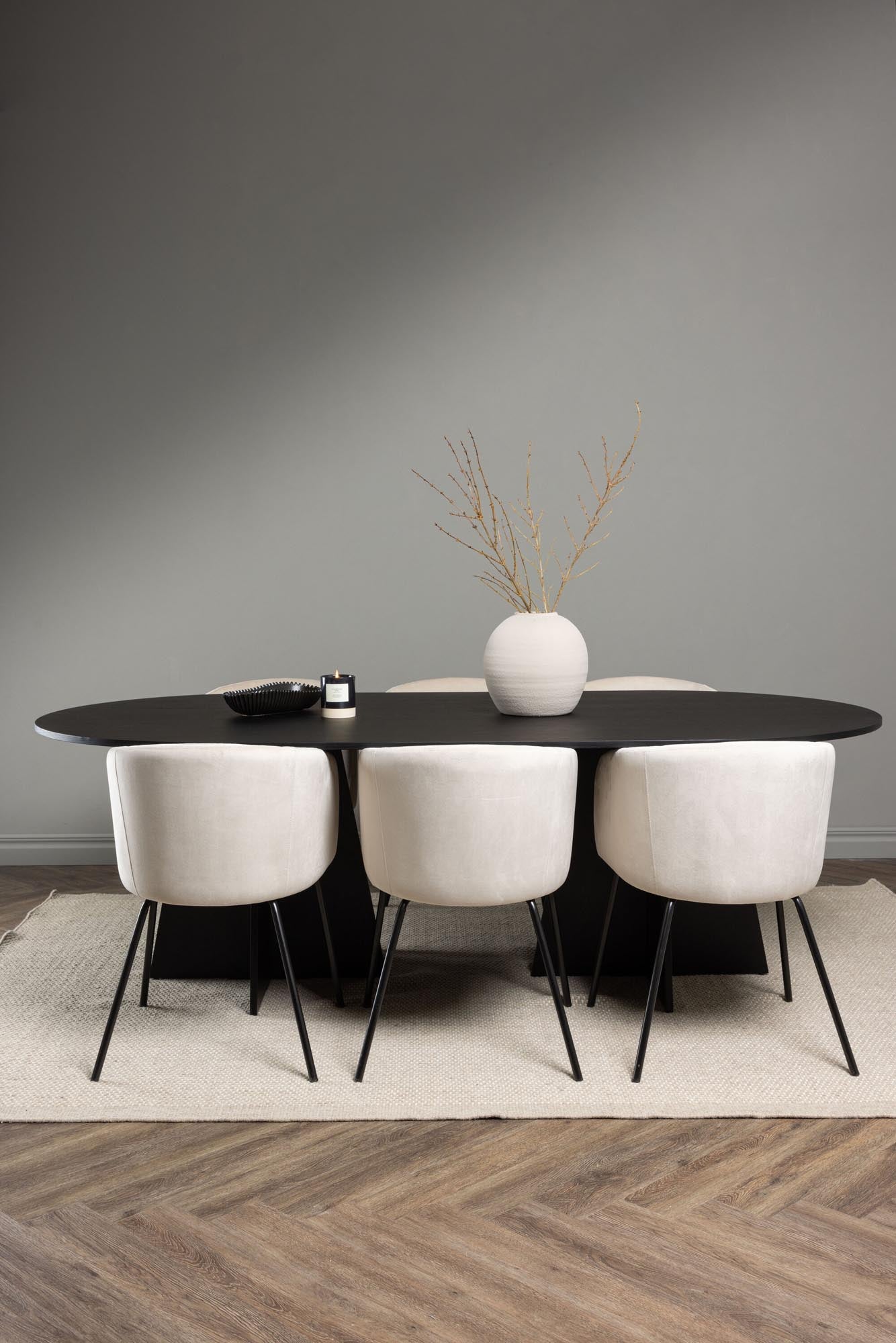 Elegantes Bootcut Esszimmerset von Venture Home: Robuster Esstisch mit stilvollen Stühlen für gesellige Runden und höchsten Komfort.