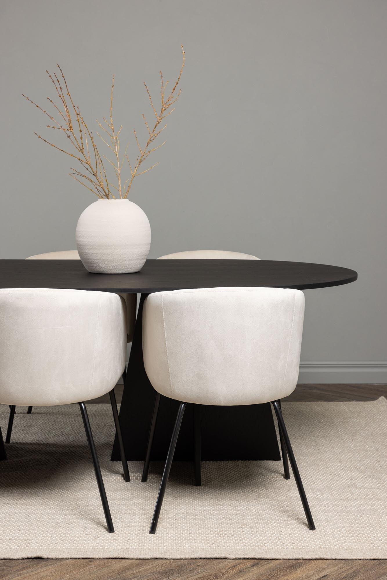 Stilvolles Bootcut Esszimmerset von Venture Home: Eleganter Tisch und bequeme Stühle für gesellige Runden und einladende Atmosphäre.