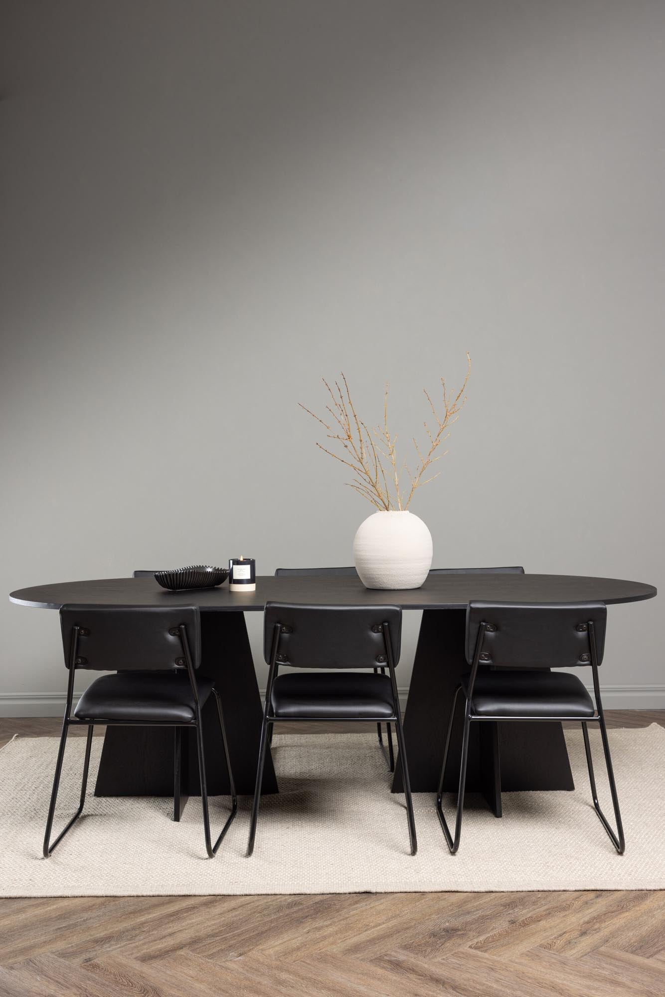 Stilvolles Bootcut Esszimmerset von Venture Home: ovaler Tisch 230cm und 6 moderne Stühle für ein einladendes Ambiente.