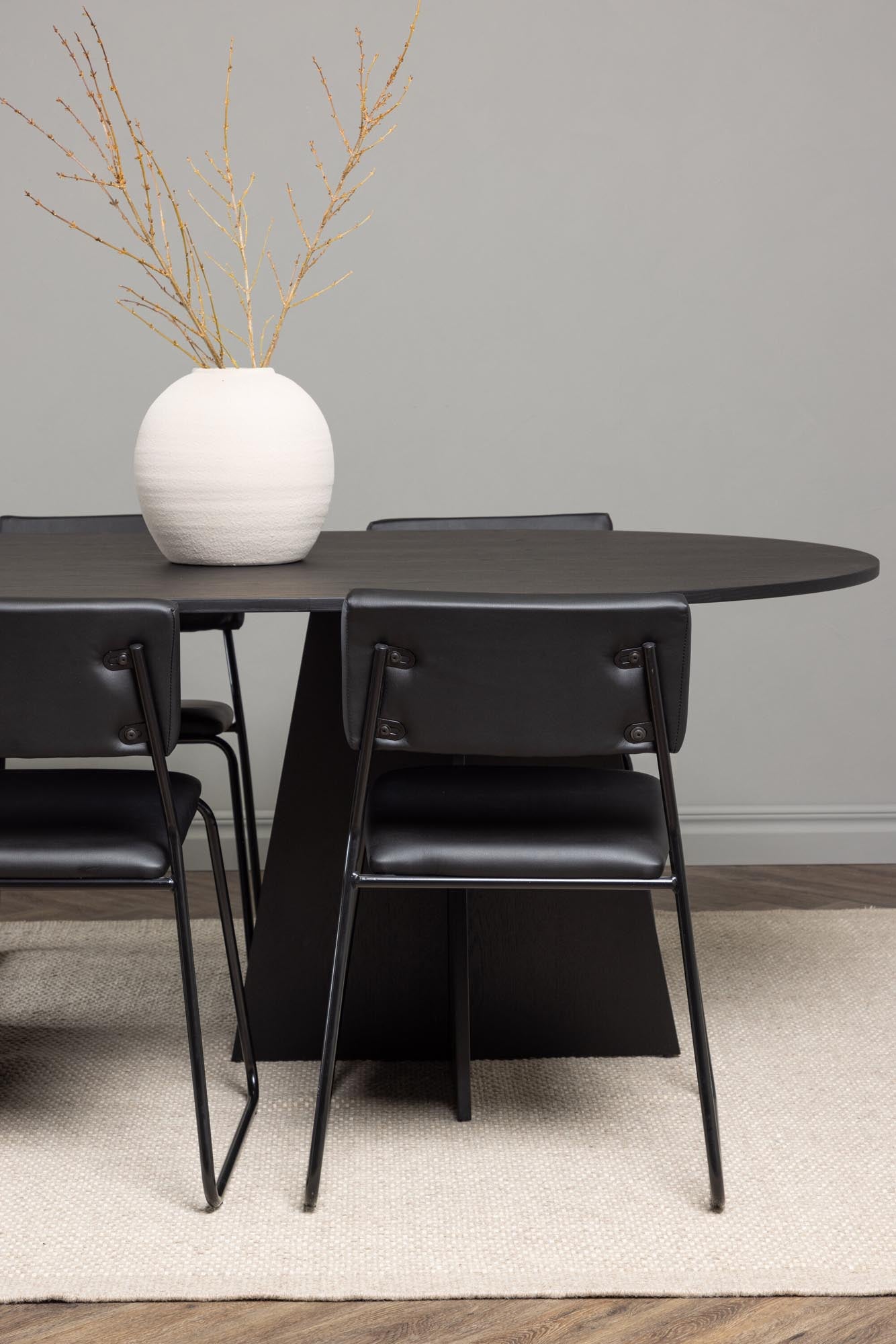 Stilvolles Bootcut Esszimmerset von Venture Home: ovaler Tisch (230cm) und 6 elegante Stühle für einladende Essbereiche und zeitloses Ambiente.