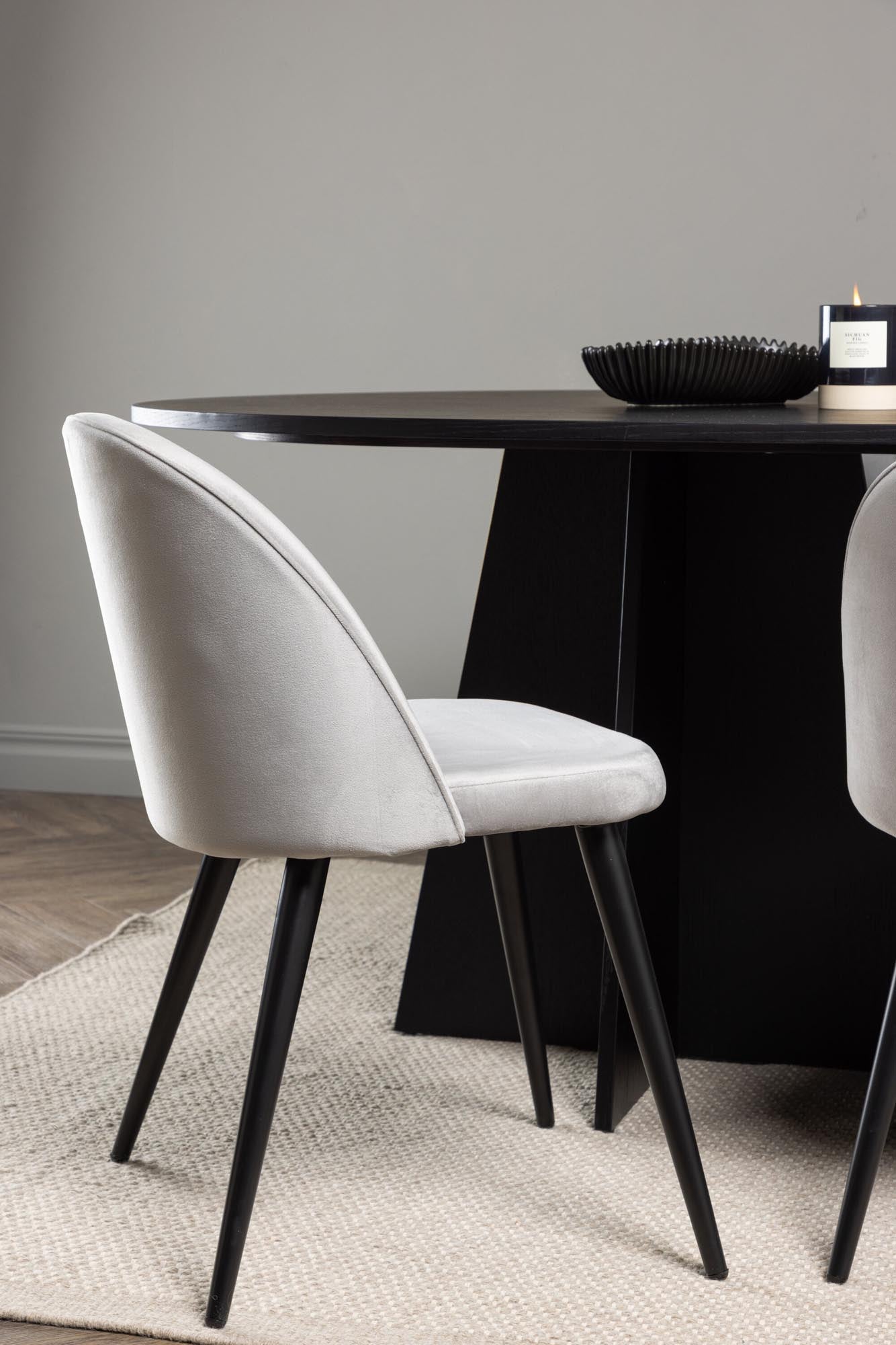 Stilvolles Bootcut Esszimmerset mit ovalem Tisch und 6 bequemen Samtstühlen für gesellige Abende und unvergessliche Momente.