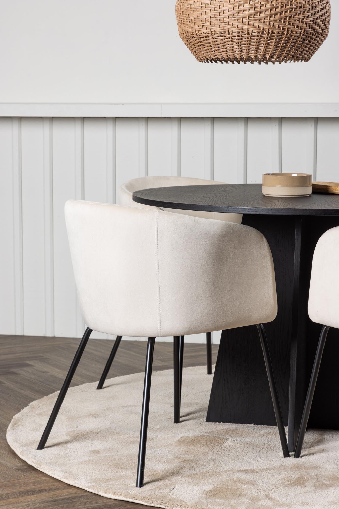 Elegantes Bootcut Esszimmerset mit 110 cm Tisch und 4 komfortablen Berit Stühlen. Ideal für gesellige Abende und stilvolle Einrichtung.