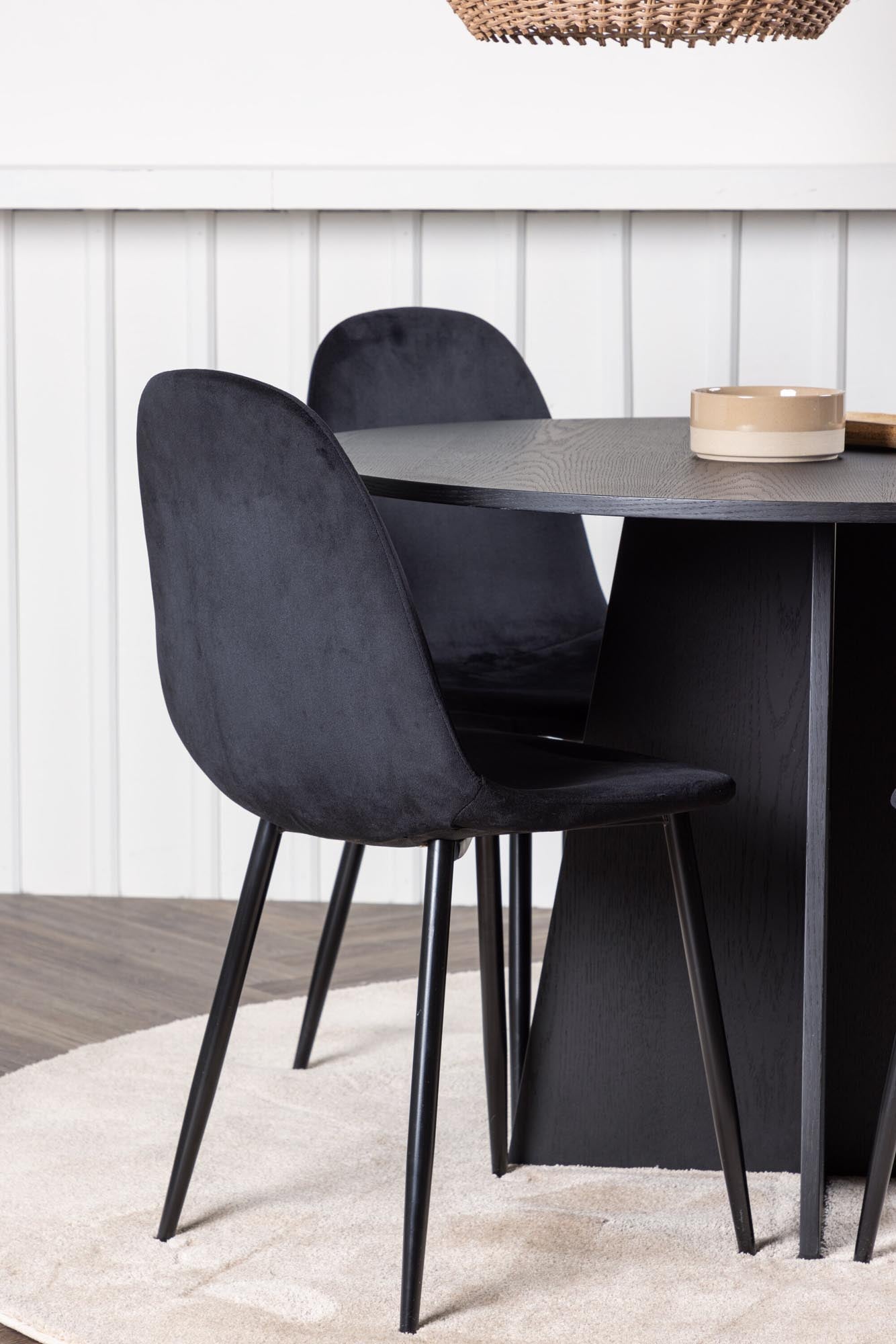 Entdecken Sie das Bootcut Esszimmerset + Polar von Venture Home – ein elegantes Set mit runden Tisch und bequemen Stühlen für Ihr modernes Esszimmer.