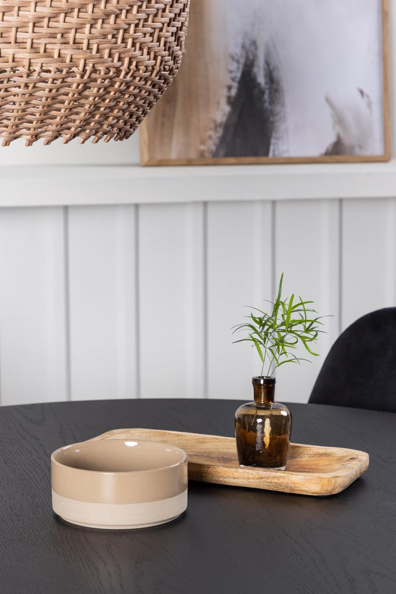 Gestalten Sie Ihr Esszimmer stilvoll mit dem Bootcut Esszimmerset + Polar von Venture Home. Eleganter runder Tisch und bequeme Stühle für gesellige Momente.