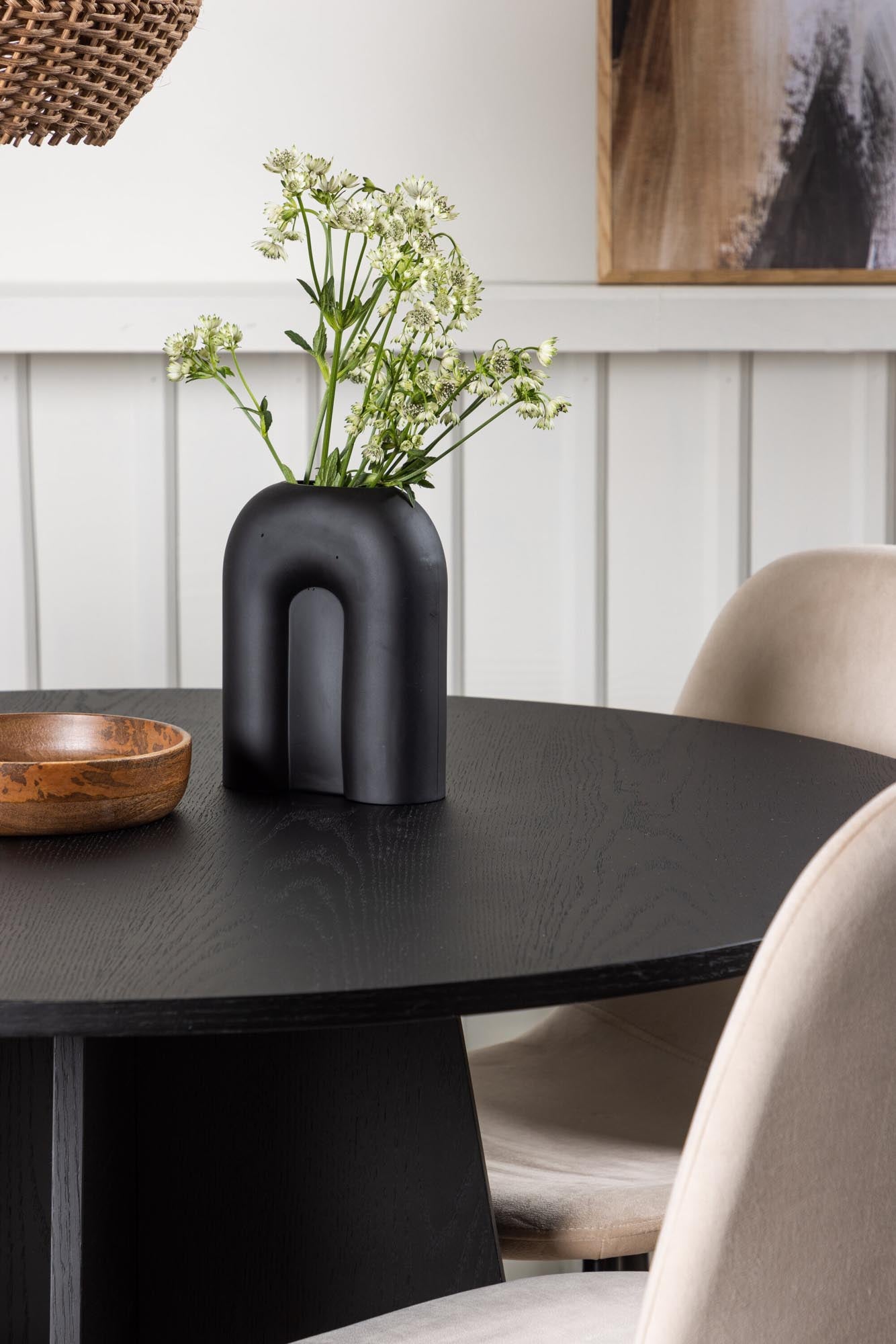 Entdecken Sie das stilvolle Bootcut Esszimmerset von Venture Home: runder Tisch mit 110 cm Durchmesser und 4 eleganten Polar-Stühlen für höchsten Komfort.