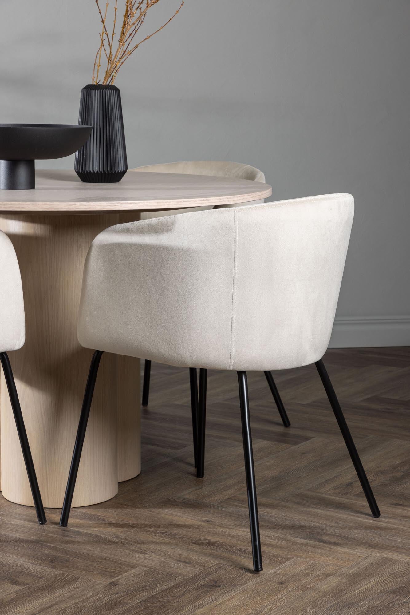 Elegantes Olivia Esszimmer Set mit 110 cm runden Tisch und 4 bequemen Berit Stühlen. Ideal für stilvolle Dinner und gemütliche Zusammenkünfte.