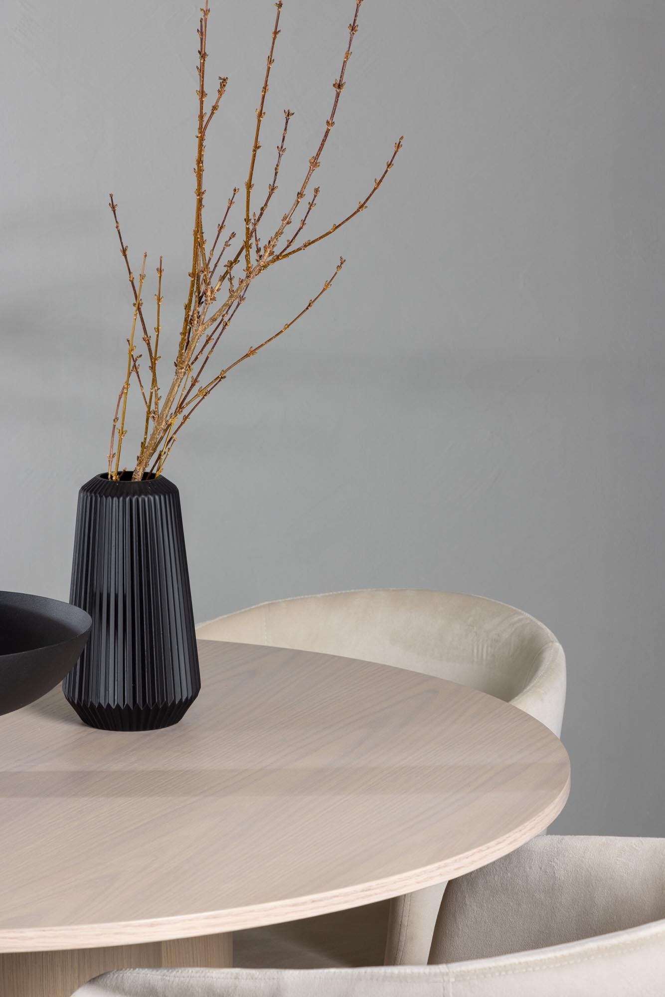 Modernes Olivia Set: Runder Tisch Berit mit 4 eleganten Stühlen.