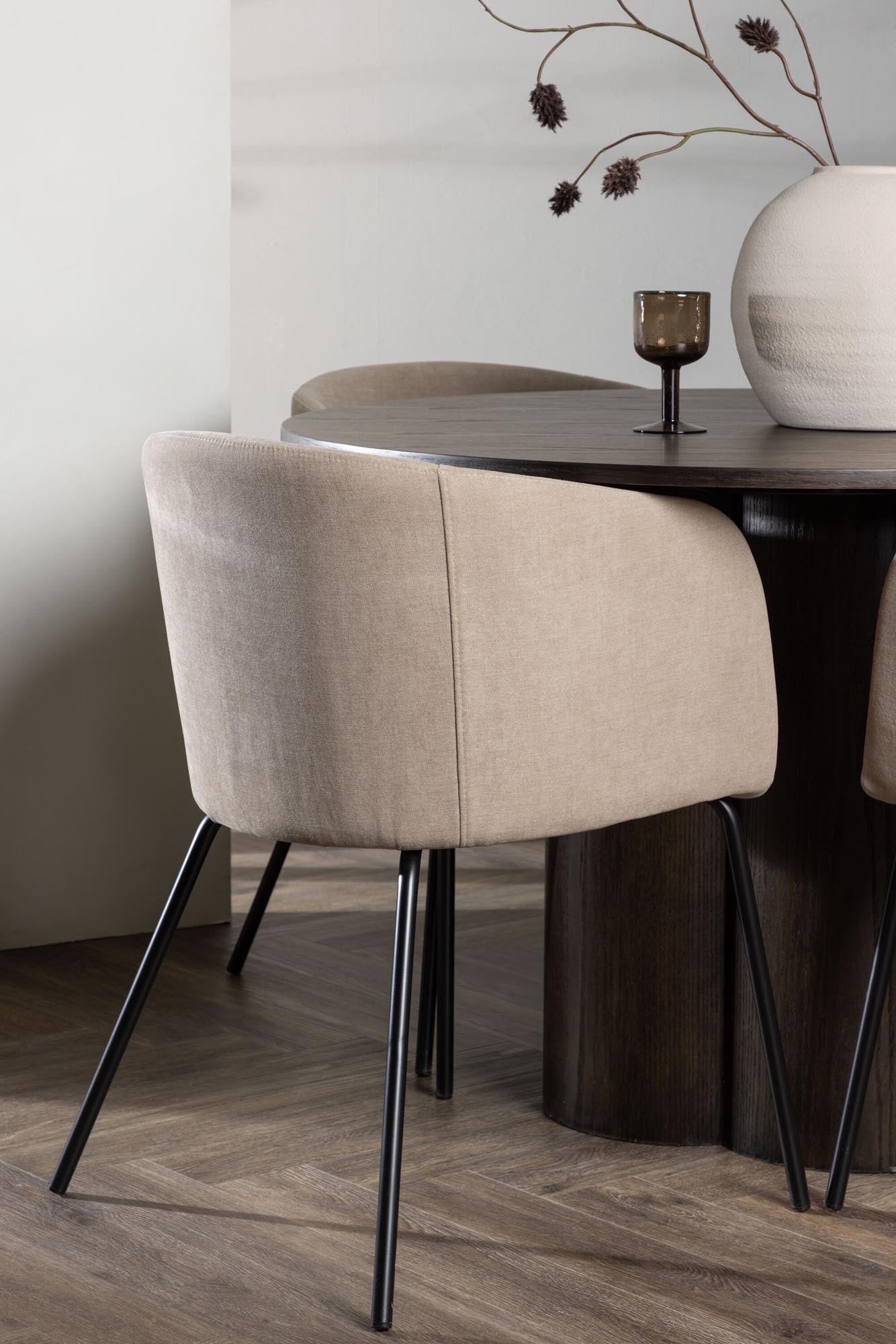 Modernes Olivia Set: Runder Tisch Berit mit 4 eleganten Stühlen.