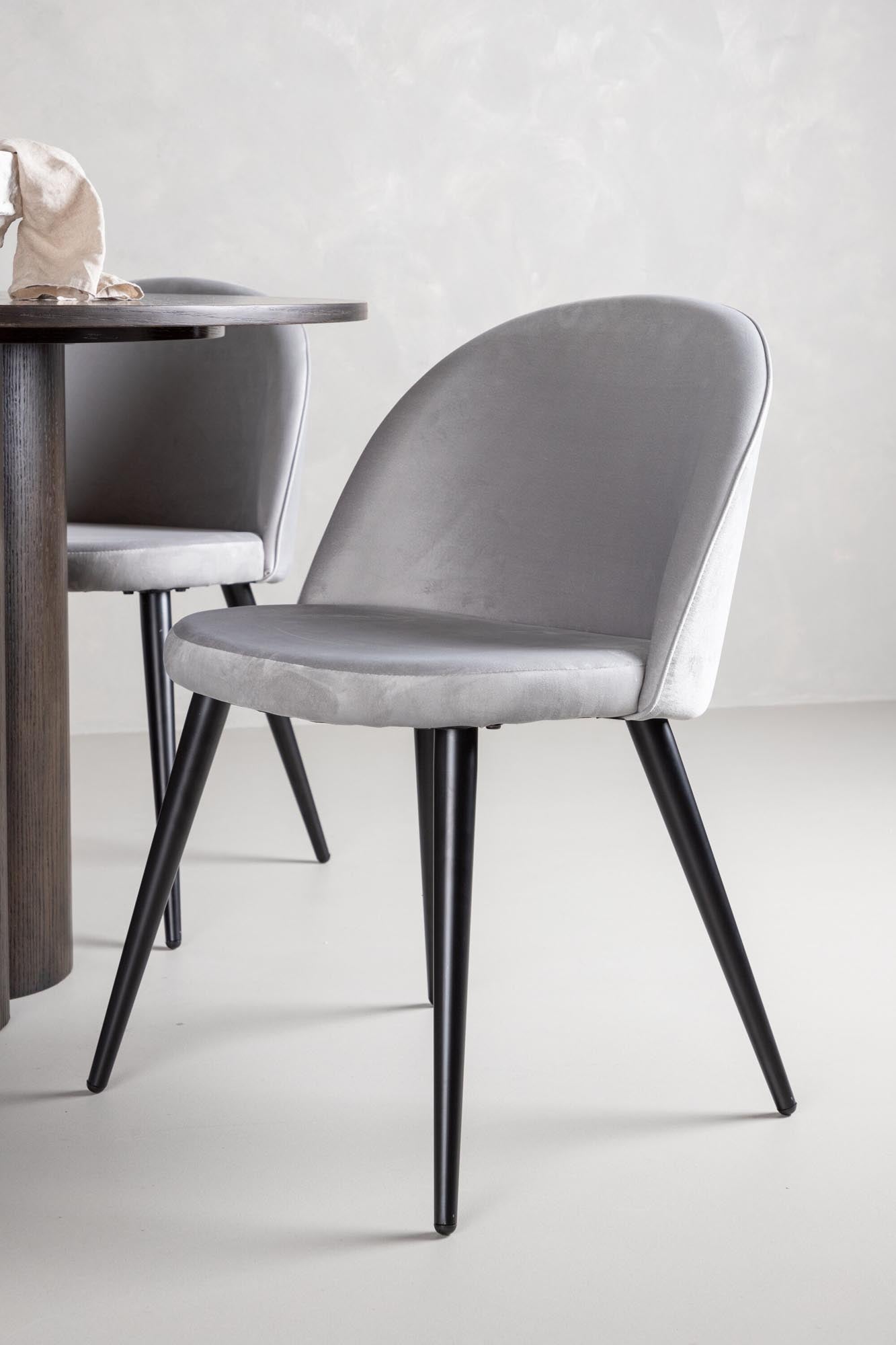 Verleihen Sie Ihrem Esszimmer mit dem stilvollen Olivia Set von Venture Home einen Hauch von Eleganz. Runder Tisch ⌀110cm und bequeme Velvet-Stühle für unvergessliche Abende.