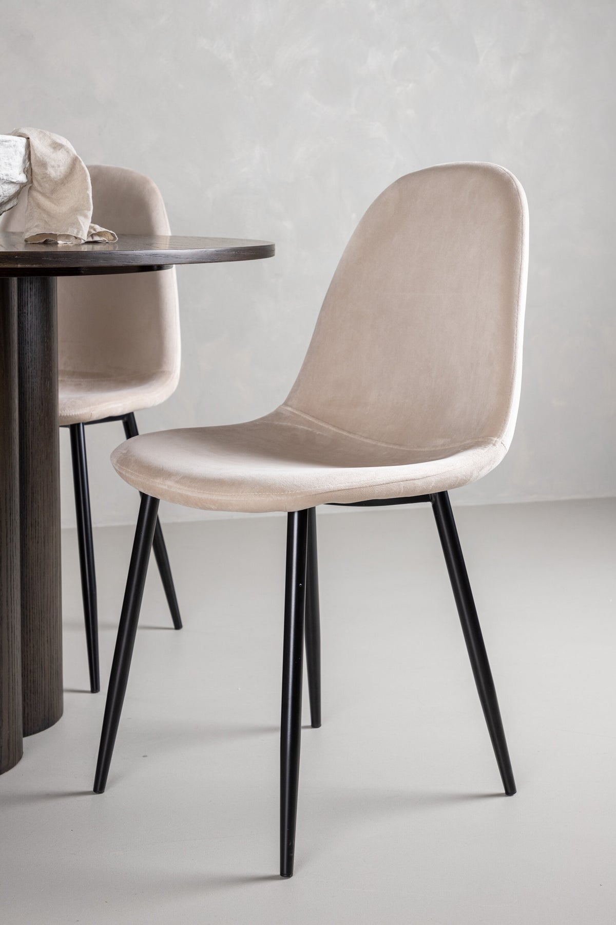Olivia Esszimmer Set + Polar ⌀110cm/4St. in Beige / Schwarz präsentiert im Onlineshop von KAQTU Design AG. Esszimmerset ist von Venture Home