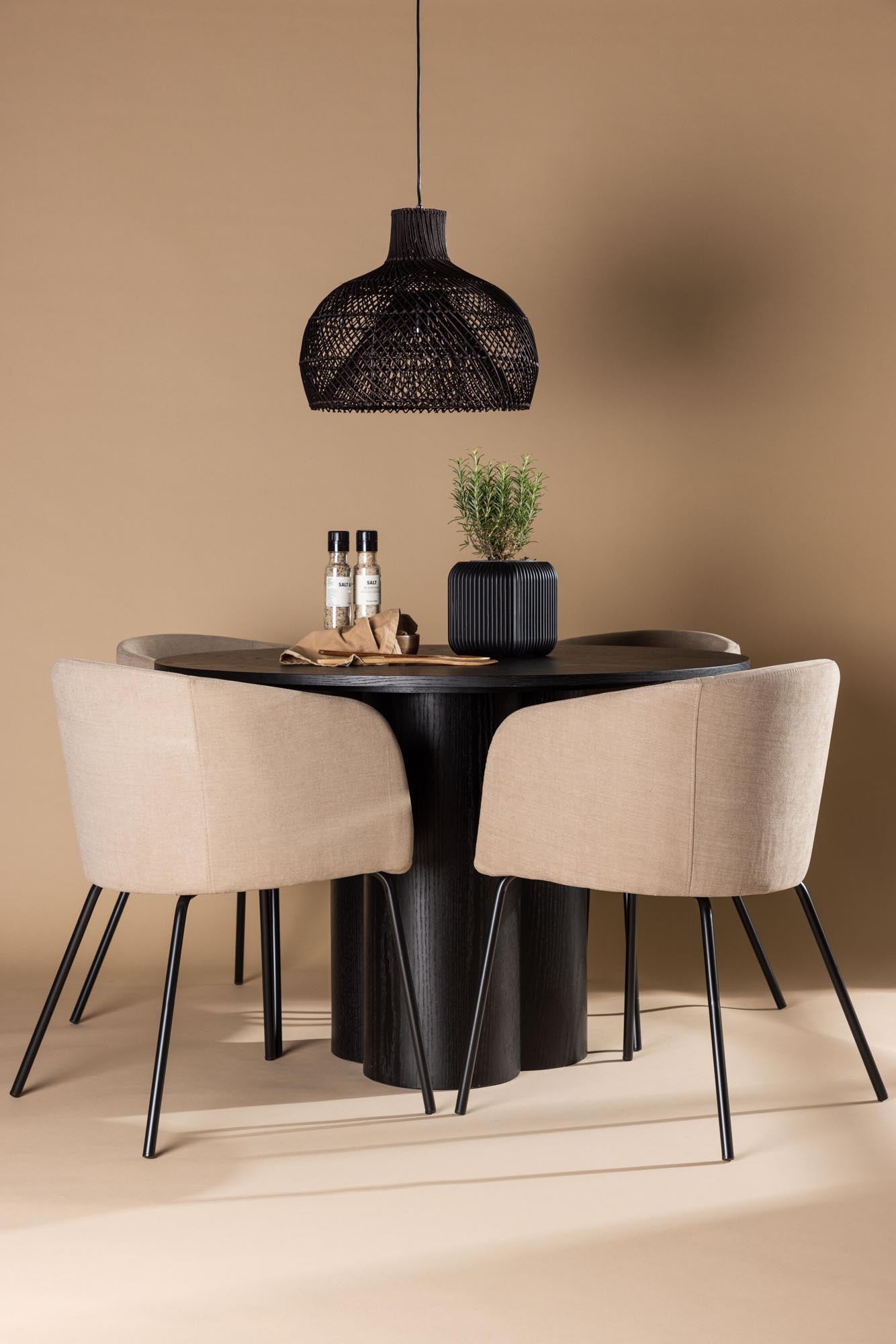 Verleihen Sie Ihrem Esszimmer mit dem Olivia Esszimmer Set + Berit ⌀110cm/4St. von Venture Home einen Hauch von Eleganz und Komfort. Ideal für gesellige Runden!