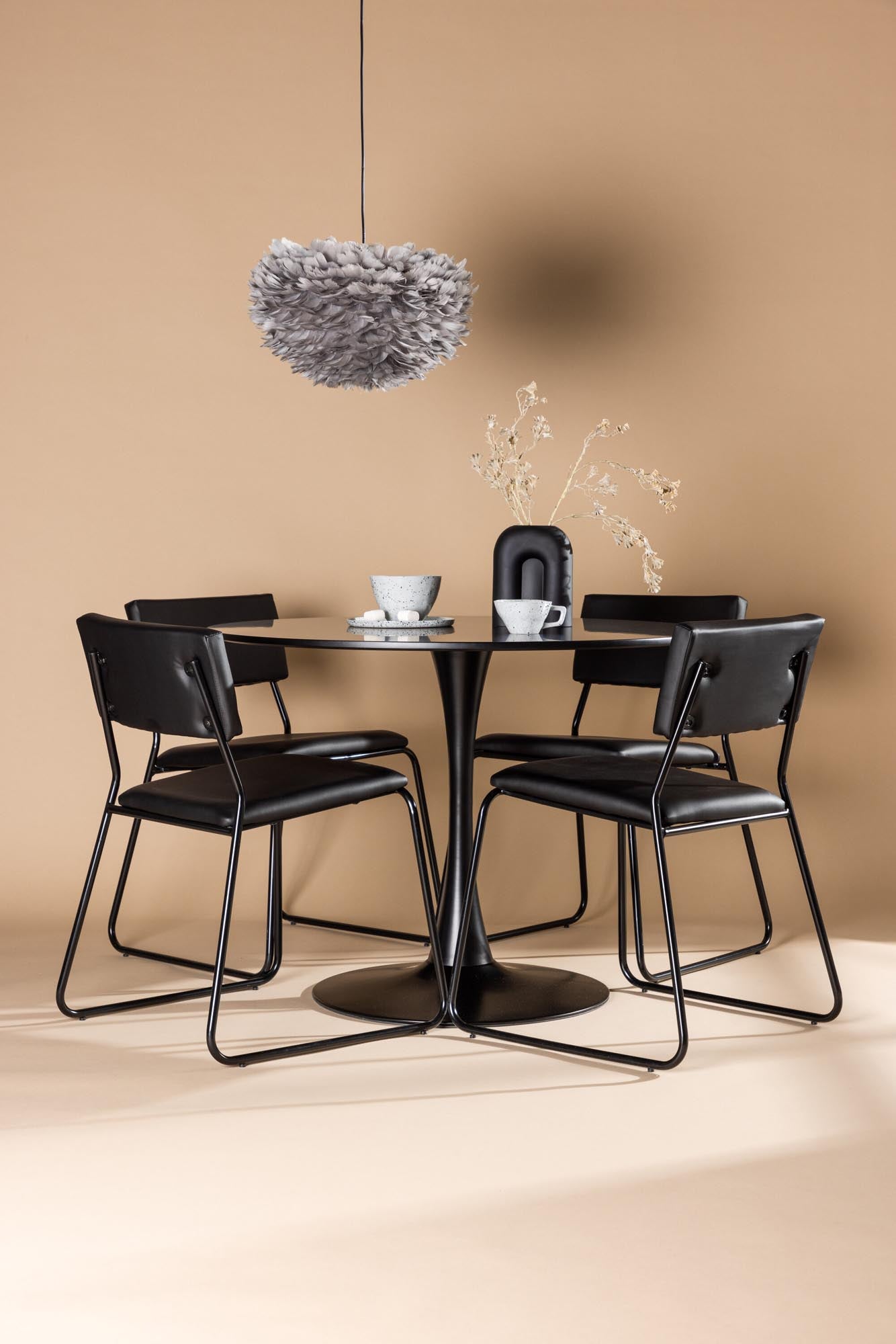 Entdecken Sie das Glade Esszimmerset von Venture Home: eleganter runder Tisch und 4 bequeme Stühle im skandinavischen Design für Ihr Zuhause.