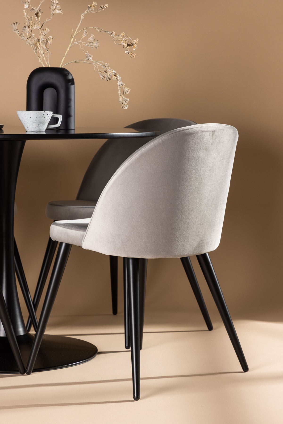Glade Esszimmerset + Velvet ⌀100cm/4St. in Schwarzgrau präsentiert im Onlineshop von KAQTU Design AG. Esszimmerset ist von Venture Home