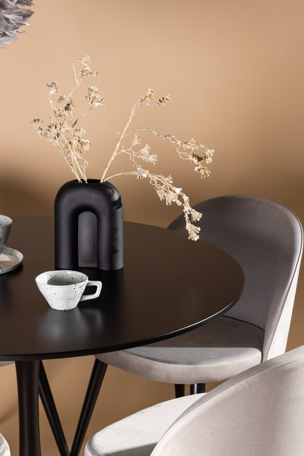 Glade Esszimmerset + Velvet ⌀100cm/4St. in Schwarzgrau präsentiert im Onlineshop von KAQTU Design AG. Esszimmerset ist von Venture Home