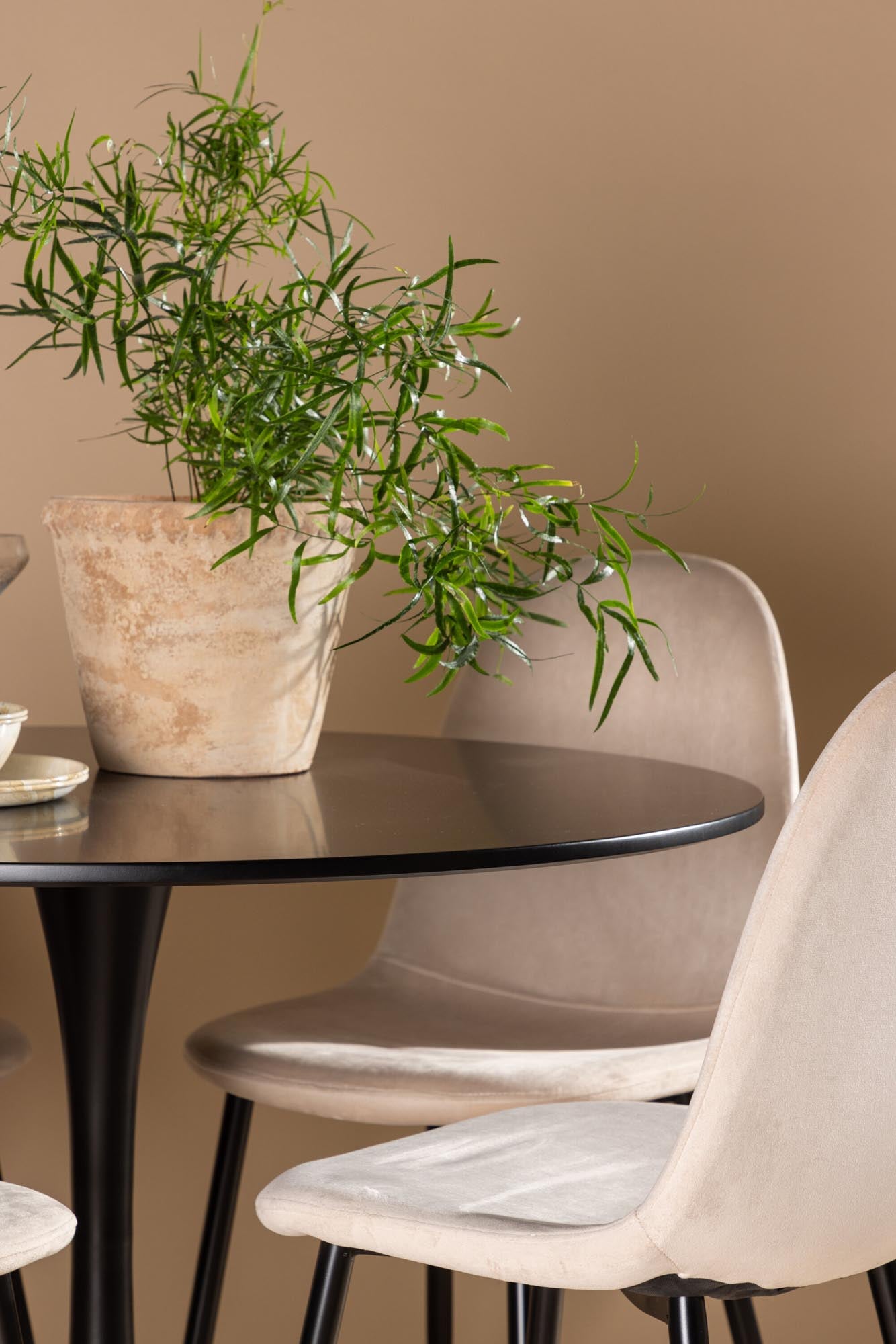 Entdecken Sie das Glade Esszimmerset von Venture Home: eleganter runder Tisch (100 cm) und 4 bequeme Stühle im skandinavischen Stil für Ihr Zuhause.