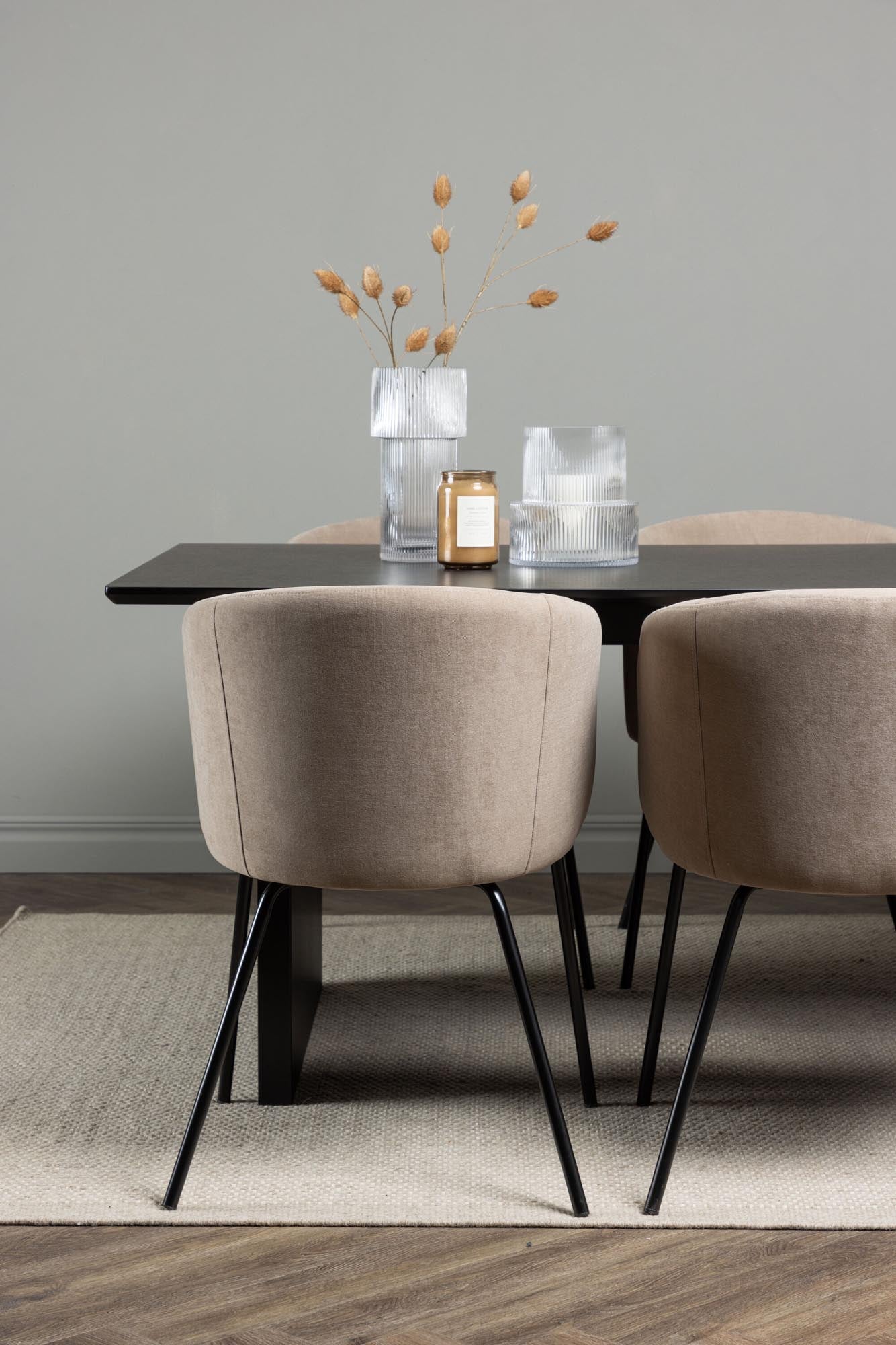 Stilvolles Vail Esszimmerset von Venture Home: Nordische Eleganz trifft modernen Komfort für unvergessliche Essmomente.