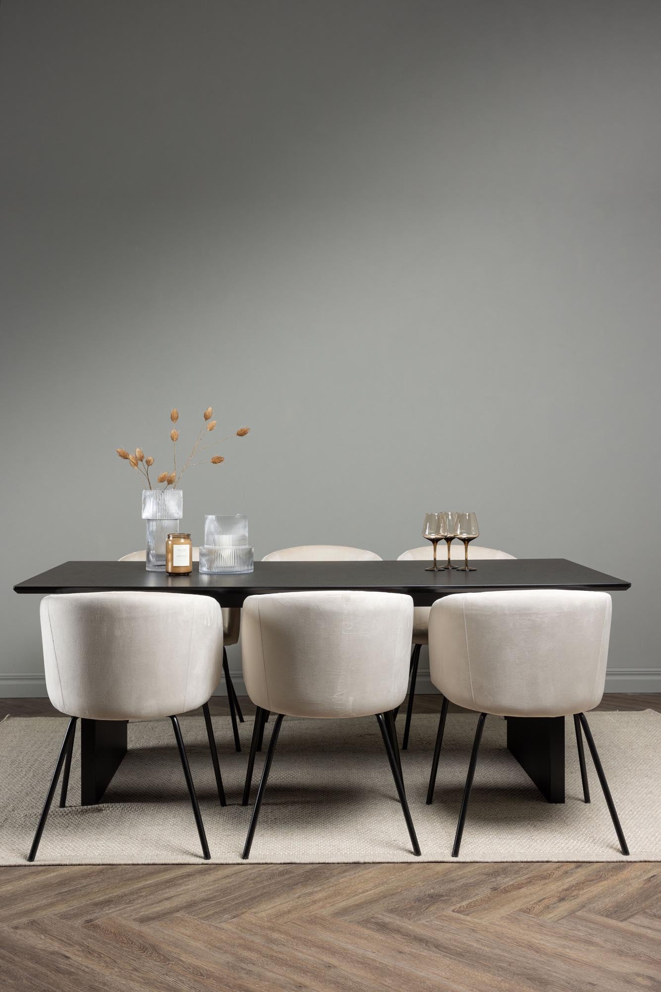 Entdecken Sie das Vail Esszimmerset + Berit 200cm/6St. von Venture Home – stilvolles Design trifft auf modernen Komfort für unvergessliche Essmomente.