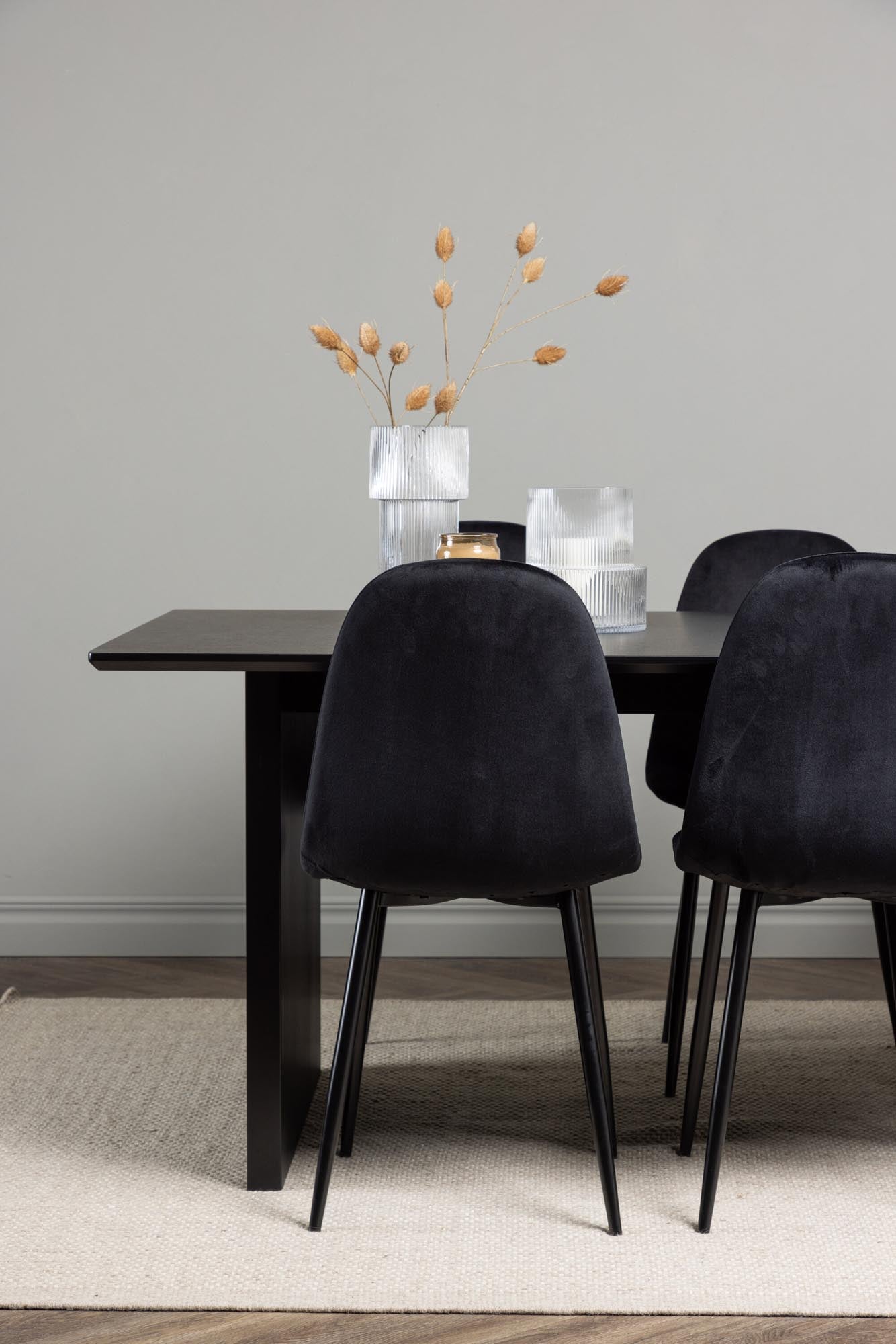 Elegantes Vail Esszimmerset mit 200 cm Tisch und 6 stilvollen Polar-Stühlen. Ideal für gesellige Abende und modernes Wohnen.