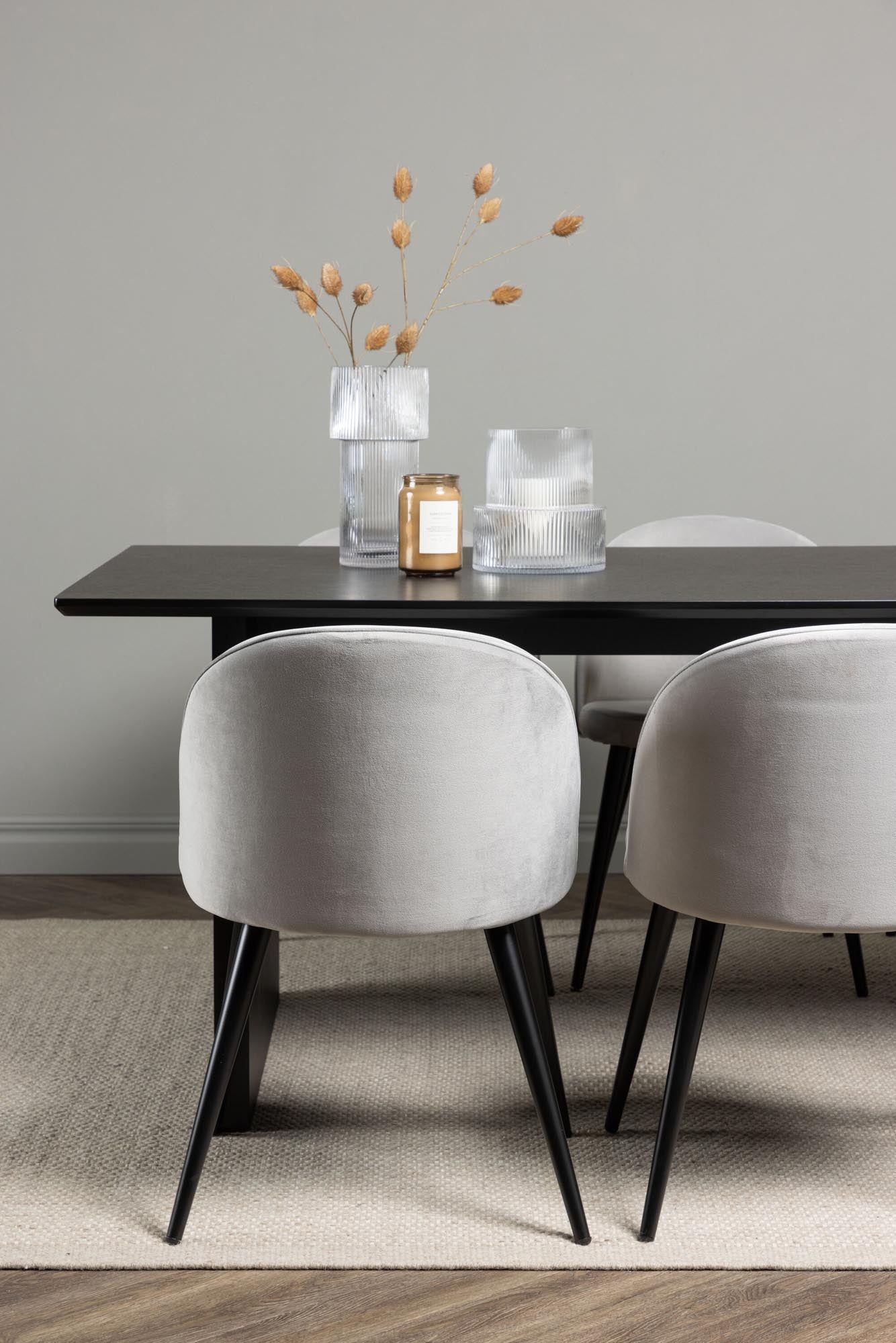 Stilvolles Vail Esszimmerset mit 200 cm Tisch und 6 grauen Velvet-Stühlen. Komfortabel, langlebig und perfekt für gesellige Abende.