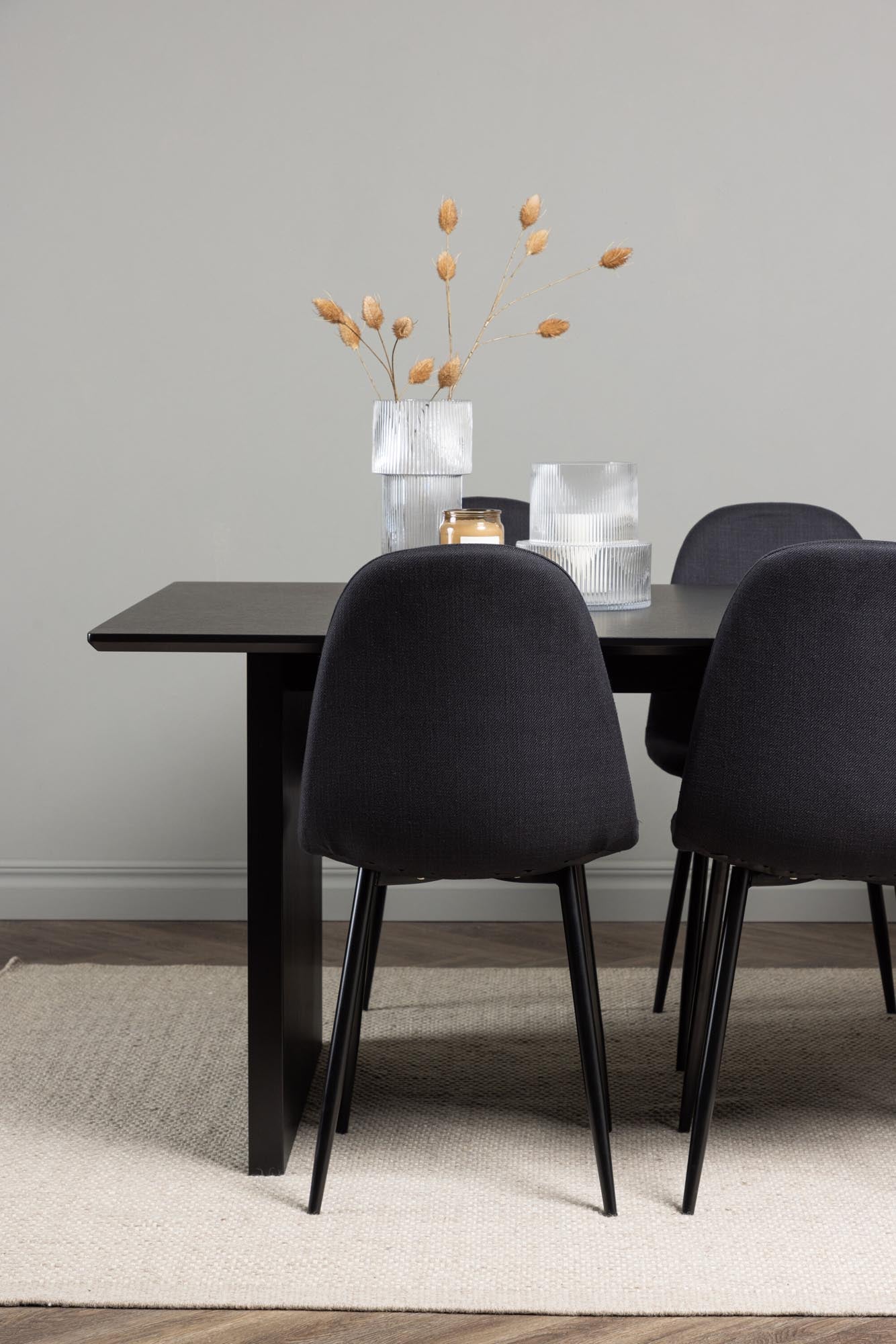 Elegantes Vail Esszimmerset mit großzügigem 200 cm Tisch und 6 komfortablen Polar-Stühlen. Perfekt für gesellige Zusammenkünfte und modernes Wohnen.