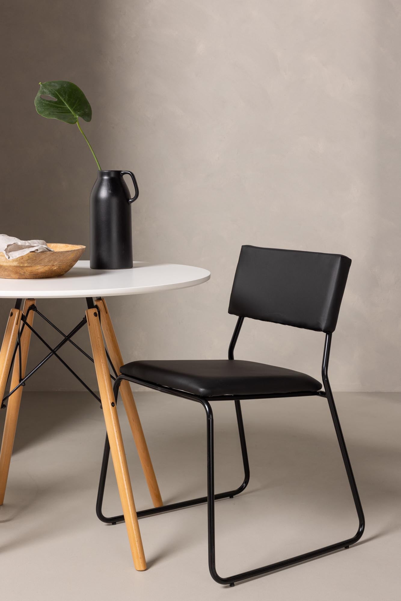 Entdecken Sie das Danburi Esszimmerset von Venture Home: Moderner runder Tisch und elegante Kenth Stühle, ideal für kleine Küchen und stilvolle Essbereiche.