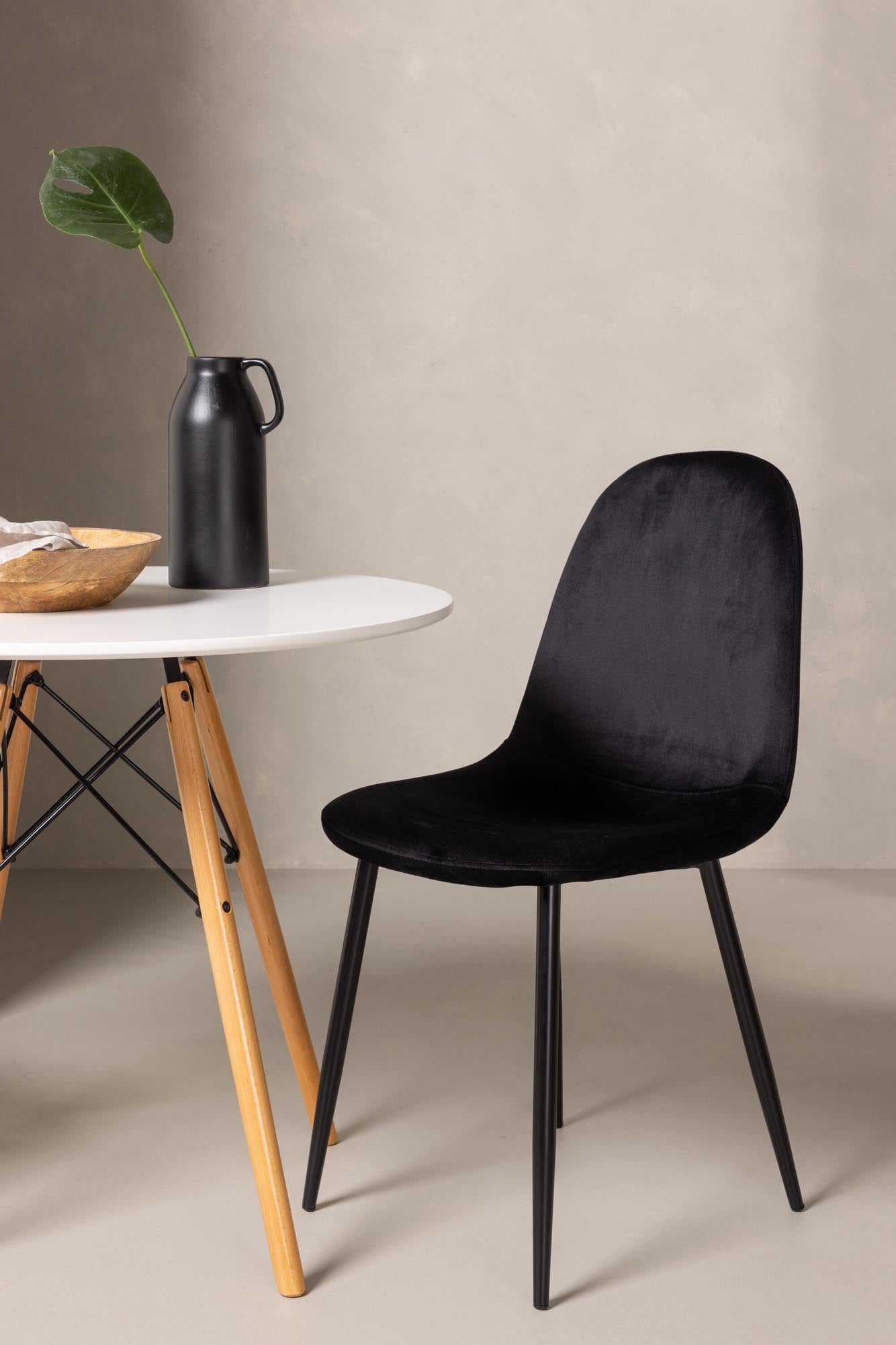 Stilvolles Danburi Esszimmerset mit runden Polar-Tisch und bequemen Stühlen – ideal für kleine Essbereiche und modernes Design.