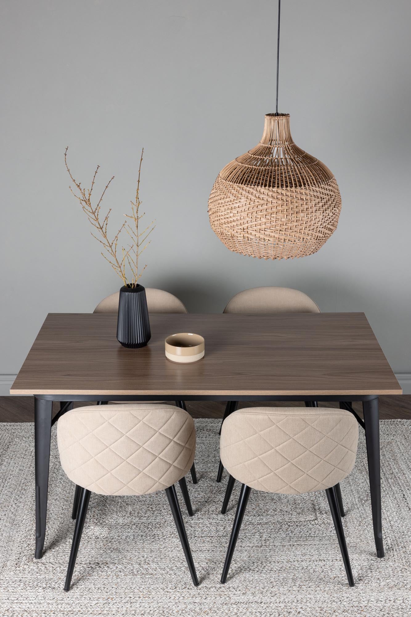 Elegantes Tempe Esszimmerset: Walnuss-MDF-Tisch, schwarze Metallbeine, bequeme Samtstühle mit Ziernähten. Perfekt für stilvolle Abende.