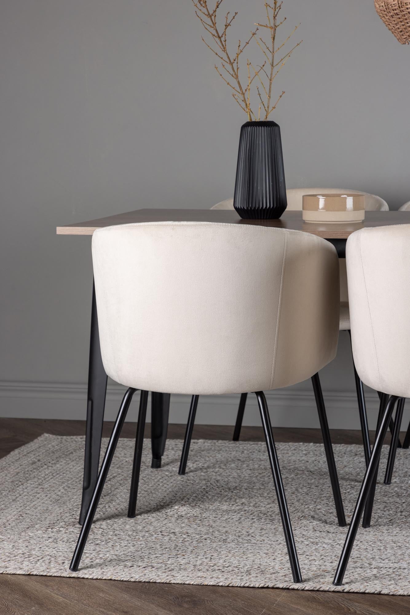 Entdecken Sie das Tempe Esszimmerset + Berit 140cm/4St. von Venture Home – stilvolles Design, skandinavische Eleganz und hohen Sitzkomfort für gesellige Abende.