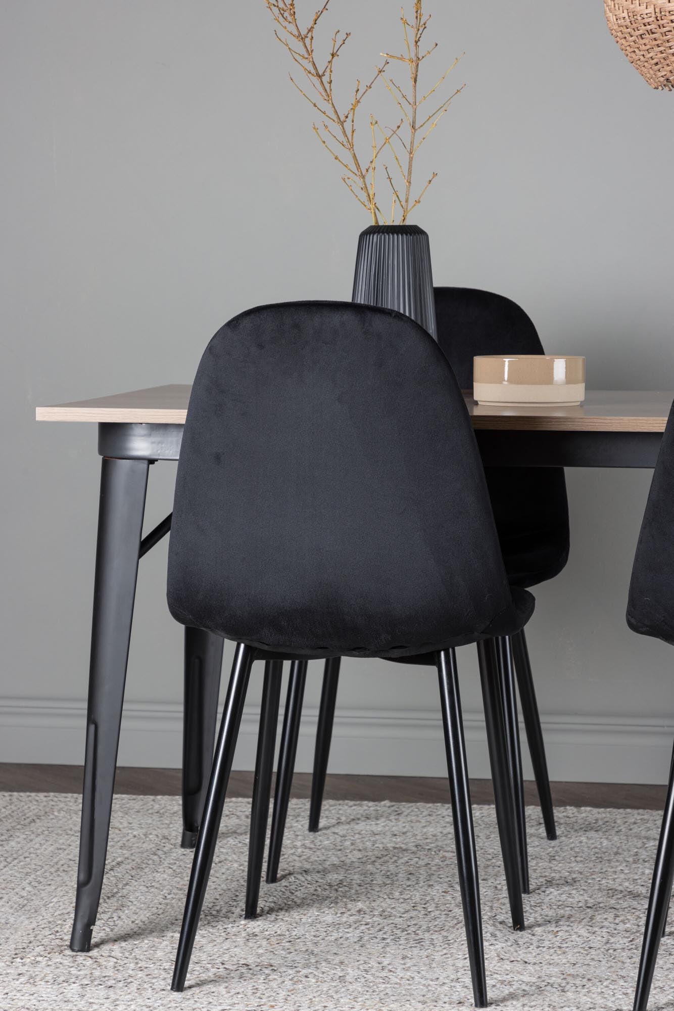 Stilvolles Esszimmerset Tempe: 140 cm Tisch und 4 bequeme Stühle, skandinavisches Design von Venture Home für ein modernes Zuhause.