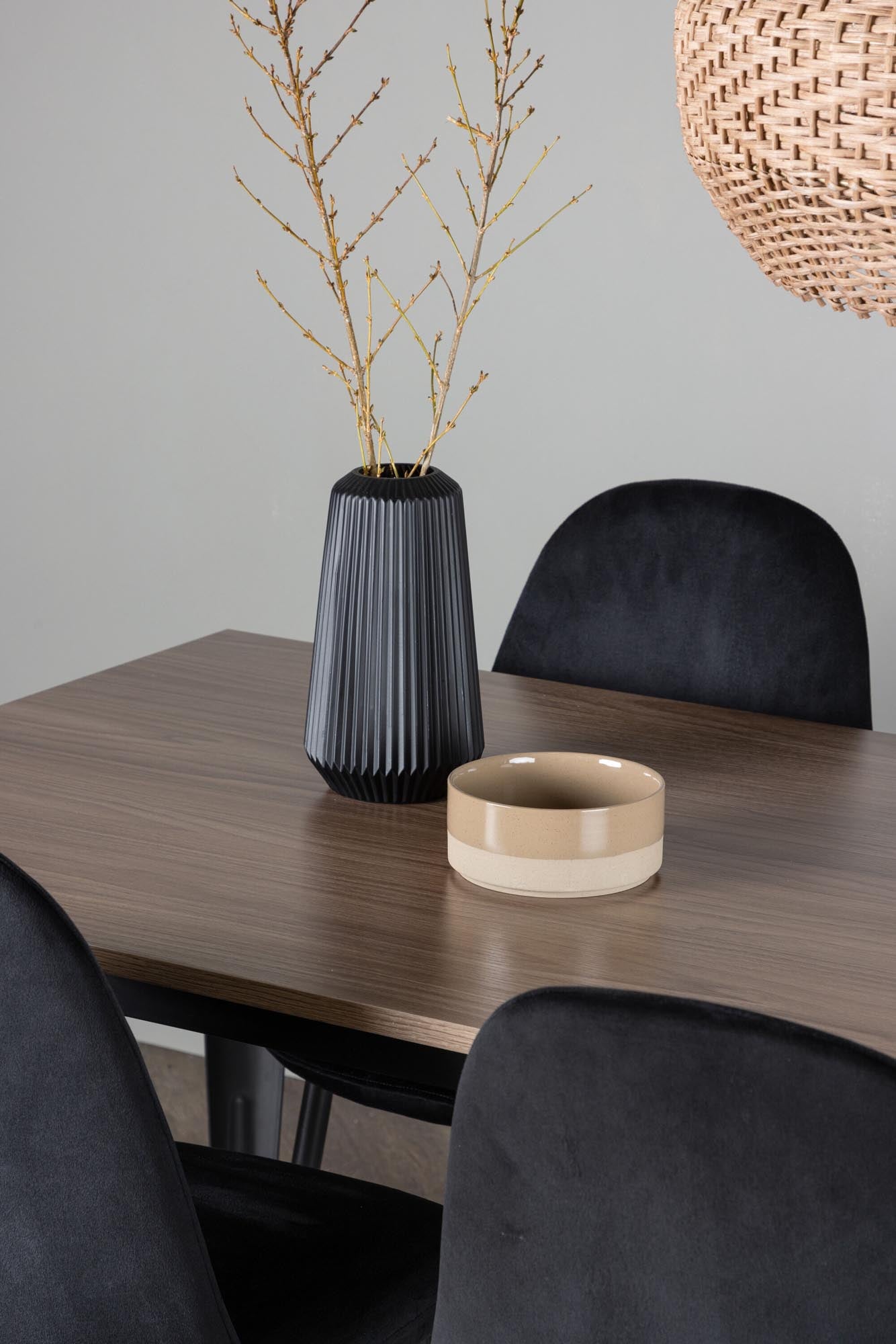 Stilvolles Esszimmerset von Venture Home: Tempe mit 140 cm Tisch und 4 bequemen Polar-Stühlen. Ideal für skandinavisches Wohndesign.